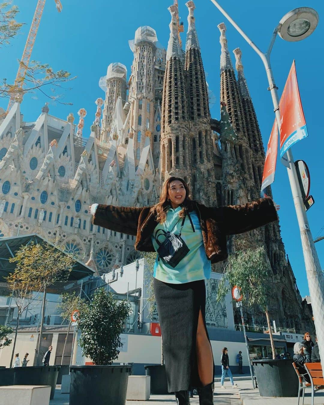 小竹麻美のインスタグラム：「Sagrada Familia🕍  バルセロナ2日、リスボン2日の 中4日間だったけど、いっぱい周れて満足🌼 街が小さいと、どこに行くにも近くていいね✌🏼 #sagradafamilia#spain#barcelona  #サクラダファミリア #スペイン #バルセロナ」