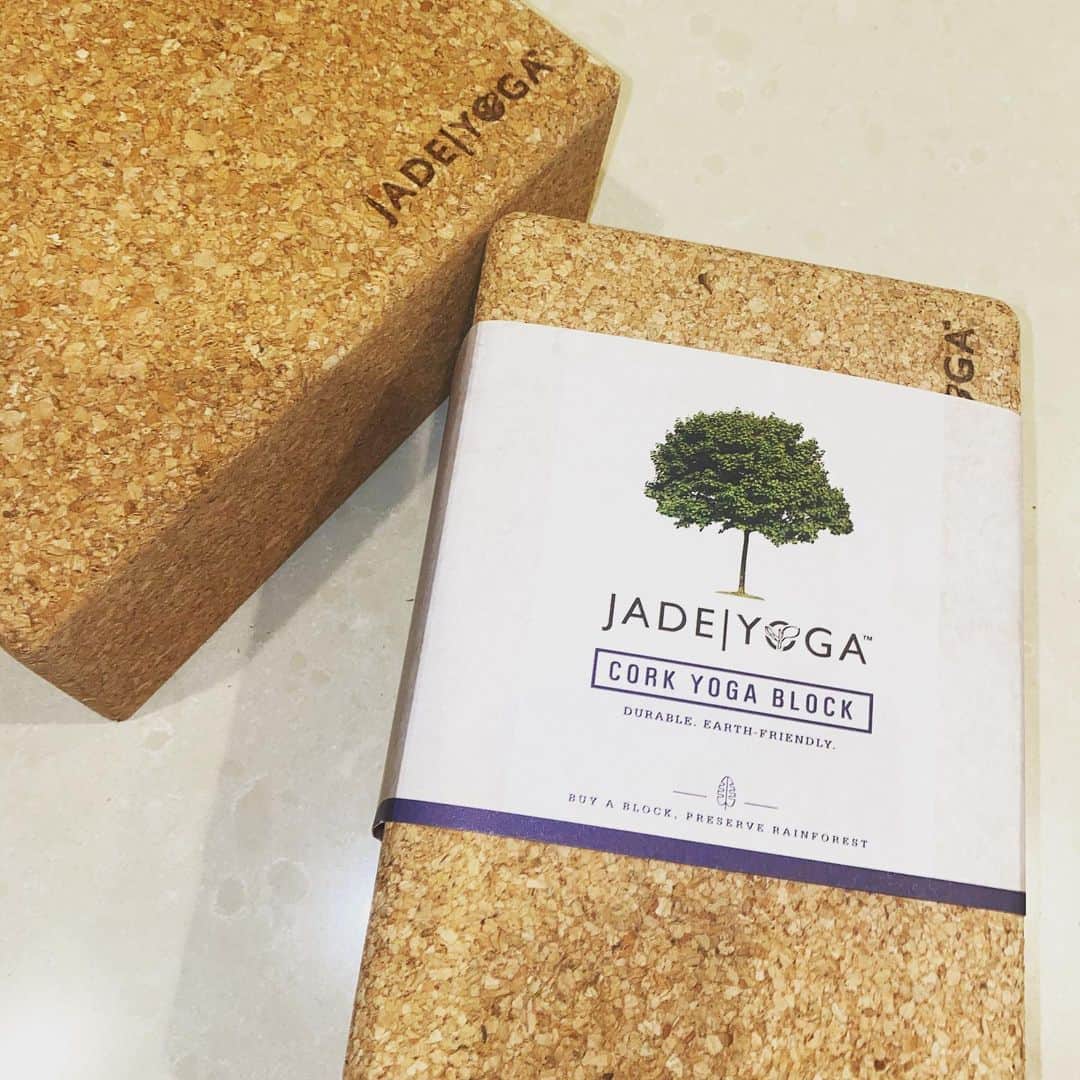 のインスタグラム：「Yoga block made of cork 🌳 #JadeYoga “Made from natural cork bark. Portuguese cork trees are not cut down to harvest the cork, Instead the bark is harvested by hand every nine years. Cork trees can live up to 300 years and it’s naturally antimicrobial and water resistant.” What I love about this company is that they preserve 2000 square feet of rain forest for every block sold! 💚🌳💚🌳」