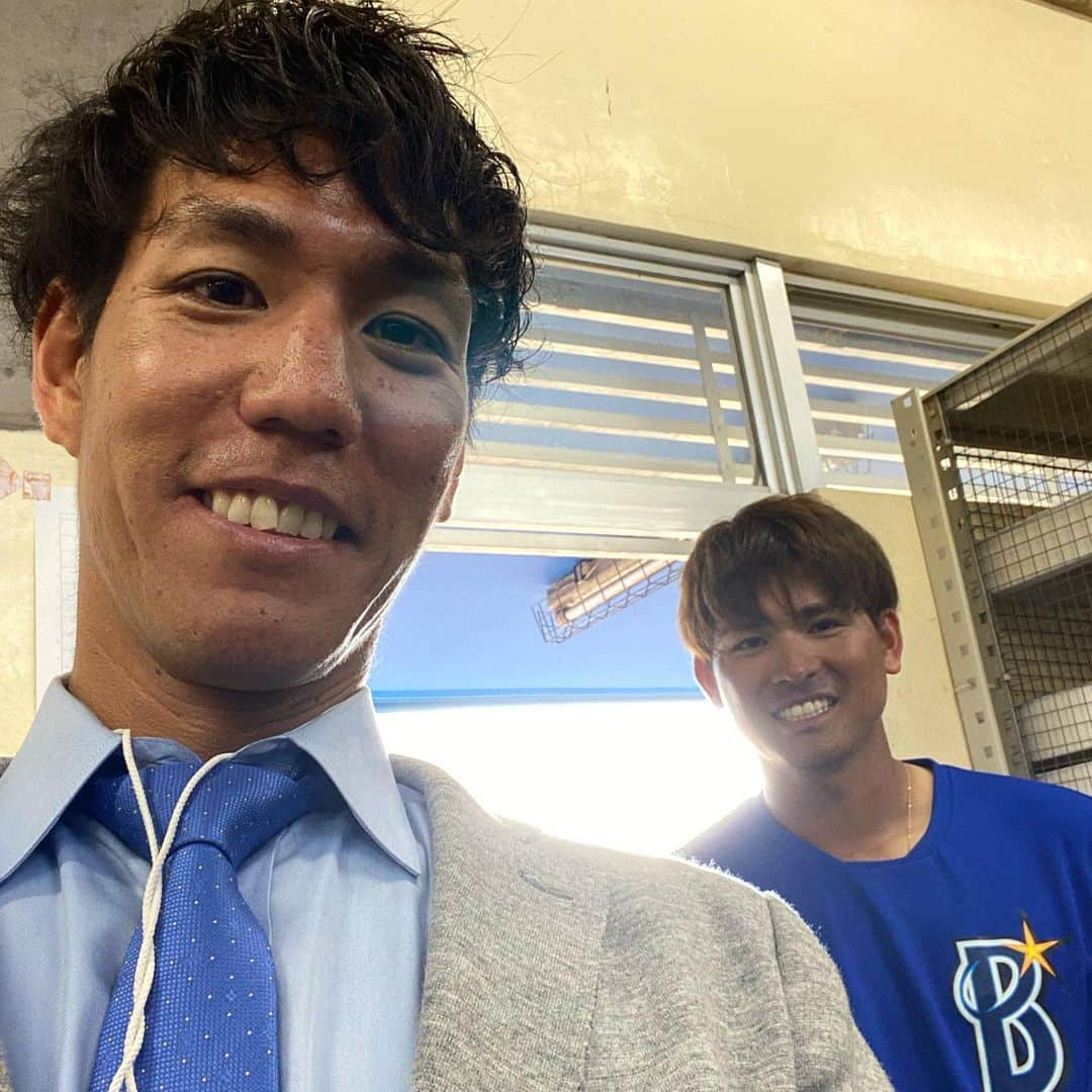 荒波翔さんのインスタグラム写真 - (荒波翔Instagram)「地元沖縄で元気にキャンプをしてました🤗 雑誌Safariにも載ったイケメン✨ . #沖縄 #宜野湾キャンプ  #横浜denaベイスターズ  #神里和毅  選手 #safari」2月14日 14時16分 - shoshoshonosho.4