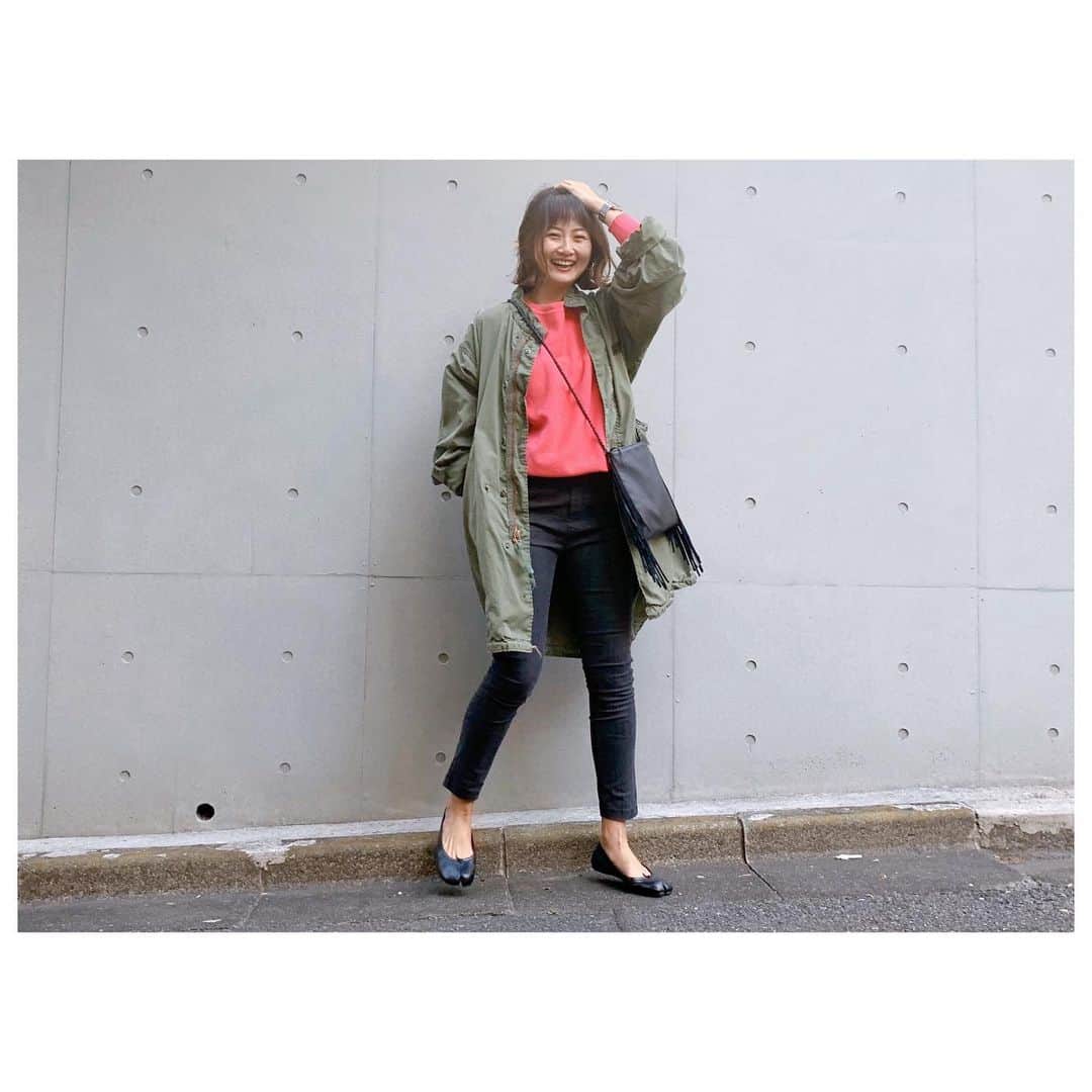 のインスタグラム：「昨日はぽかぽかすぎて日中素足でも平気だったよ☺️ 最近ピンクと黒の組み合わせが好き。 苦手だったピンクがちょっと気になるようになってきたんだなー。 不思議。 定番人気アイテムデニムレギパンが入荷しました。 サイドポケットがついてバージョンアップ✌️ オールシーズン着ていただけます♡ #fashion #style #ootd #outfits #denim #herfee #herfee2020aw #レギパン」
