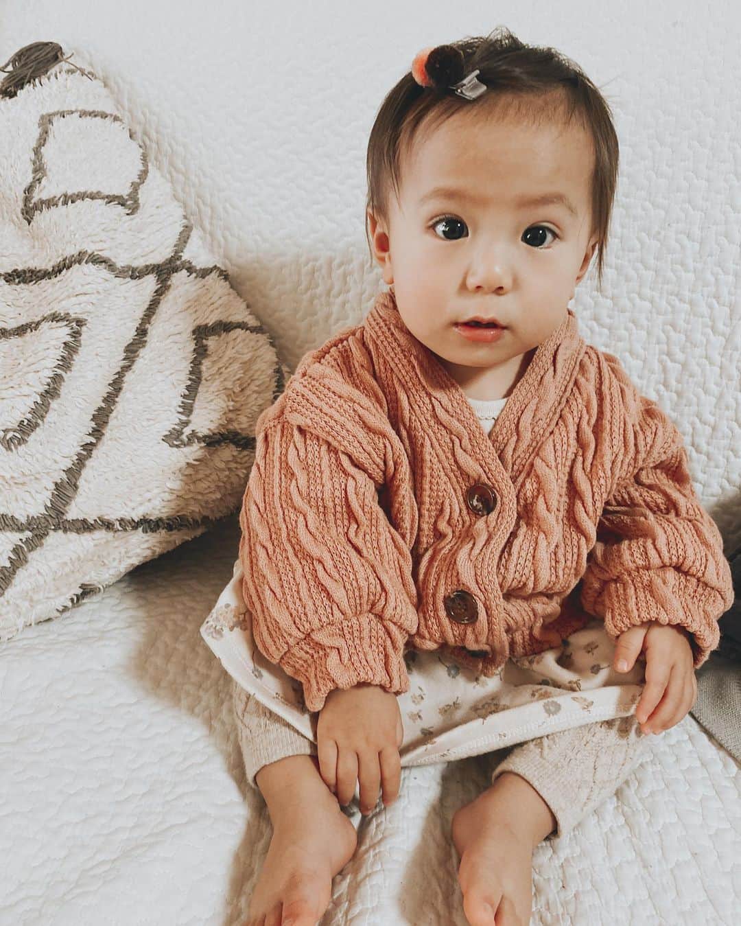 高橋菜摘のインスタグラム：「Happy Valentine's Day🍫💕 いつかこの子と お菓子作りするのかな🍪 苦手意識克服しなきゃ🥴 テーブルに置いといたチョコは 私が寝ぼけてるうちに 男たちに食べられました🍫 見たかった🤣 朝食前だぞー🤨と言いかけたけど …たまにはいっか。 . #ムスメフク @tetea_tete  #teteatete . . #1歳 #女の子服 #80cm #女の子ママ  #ベビーモデル #バレンタイン #ママリ  #ベビフル #ヘアピン #薄毛ベビー #女の子 #湘南ママ #テータテートコーデ #親バカ部 #minaモデル2020」