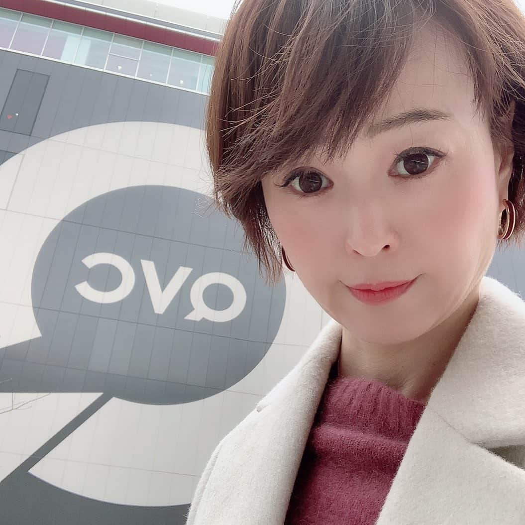 のインスタグラム：「今日は打ち合わせでqvcへ  幕張で何かのイベントかなあ 人がすごかった  qvcのスタジオはキレイでいいなあ💕  #qvcジャパン  #幕張  #通販  #キャスティング」