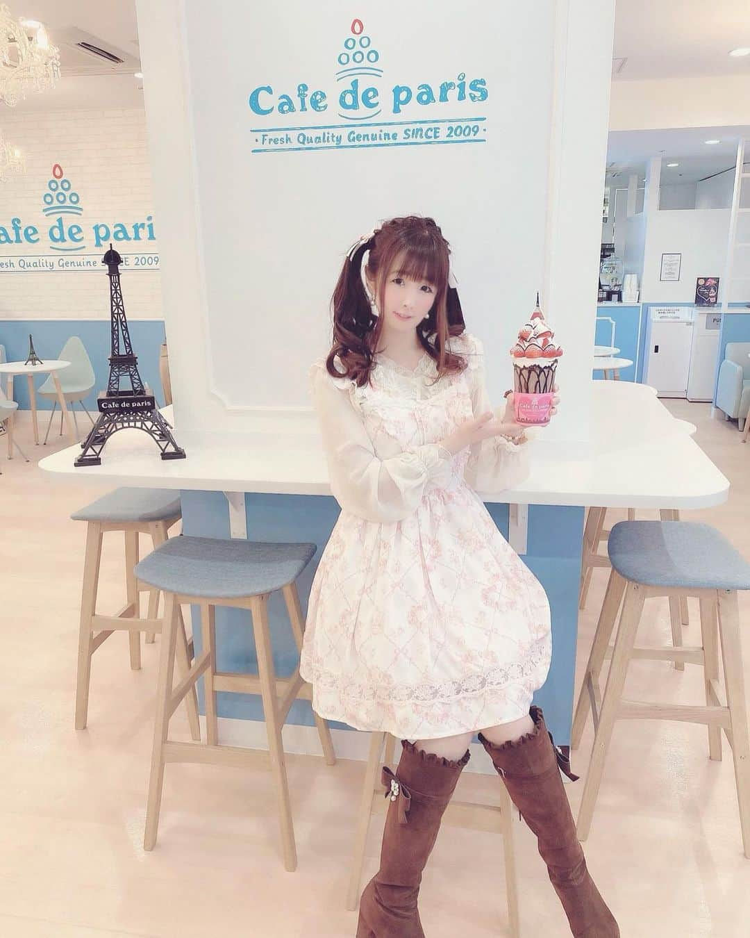 伊藤芽衣さんのインスタグラム写真 - (伊藤芽衣Instagram)「Cafe de paris ﻿ （@cafedeparis_japan ）﻿ ラフォーレ原宿店♡﻿ ﻿ 大人気の﻿ バレンタイン限定ボンボン❤️﻿ 【ラブラブボンボン】は﻿ 本日まで…！﻿ ﻿ バレンタイン限定デザインの﻿ ぴんくスリーブもかわいいです！﻿ ﻿ ぜひ、﻿ Cafe de paris さんで﻿ おいしくてかわいい﻿ バレンタインを…♡﻿ この日のお洋服は LIZ LISAさん （@lizlisa_official_japan ）です♡ ﻿ #カフェドパリ #cafedeparis ﻿ #カフェドパリ公認インスタグラマー﻿ #カフェドパリ原宿店 #カフェドパリジャパン﻿ #韓国スイーツ #スイーツ女子 #スイーツ部﻿ #カフェ巡り #めいちカフェ巡り #原宿カフェ﻿ #スイーツ巡り #ラフォーレ原宿﻿ #フルーツボンボン #東京スイーツ ﻿ #フォトジェニックカフェ #ガーリーファッション﻿ #ガーリーコーデ #リズリサ #lizlisa ﻿ #バレンタイン限定　#いちご　#いちごスイーツ」2月14日 14時41分 - itoumei