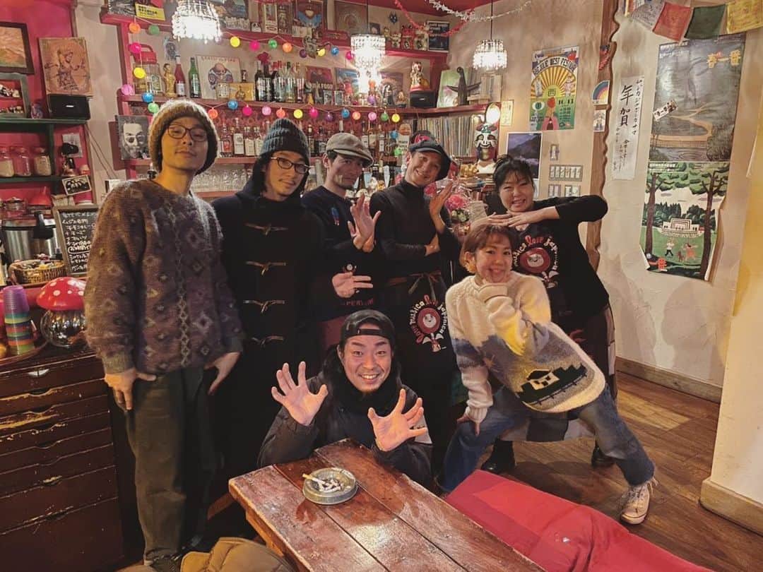 松本野々歩のインスタグラム：「ショピン　ニューアルバム 「月めくりのうた」お披露目会 大阪編　名古屋編に お越しくださったみなさん ありがとうございました！！ ・ ・ ショピン3人時代からあたたかく迎え入れてくれる 新しいけど懐かしい「ムジカジャポニカ」のせいこさん　ジョンソン　ありがとう  名古屋の「ブラジルコーヒー」の店主と 一緒に歌ってくれた　小学2年生のあさひちゃん　お父さん お姉ちゃんのように見守る　なおちゃん　ありがとう  旅はいいな  次は　三月 北海道　函館　盛岡へ！」