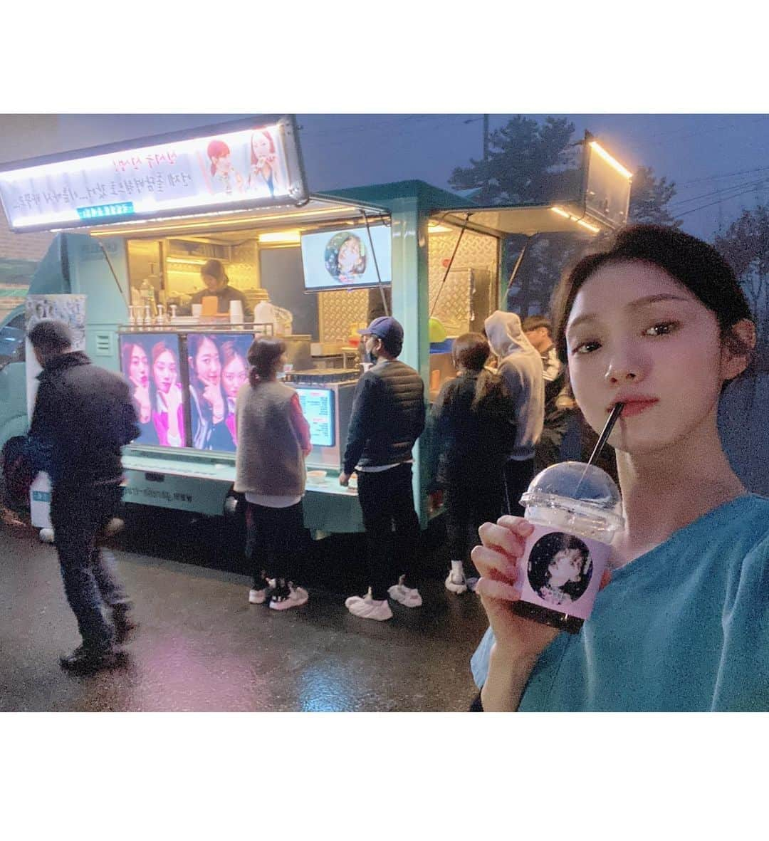 イ・ソンギョンさんのインスタグラム写真 - (イ・ソンギョンInstagram)「박신혜!! 박신혜!! 박시네!!!!!😍 나 핫도그 3개나 먹었져♥️알러뷰♥️」2月14日 14時42分 - heybiblee