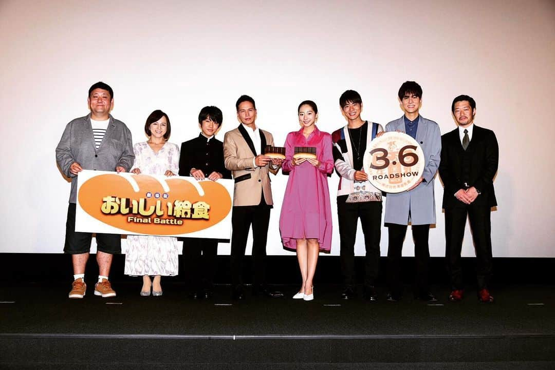 市原隼人さんのインスタグラム写真 - (市原隼人Instagram)「映画『おいしい給食』の完成披露試写会が行われました。皆様お待たせ致しました。遂に映画が完成致しました‼︎ 実はイベント後、綾部監督がお客様と映画を観ていたのですが、観終わった後のお客様からの拍手に深く感動していらっしゃいました。本当に嬉しそうに話して下さり、僕も涙が出る思いです。映画を創る醍醐味。根源である理由を学ばさせて頂きました。ありがとうございます。 . . 初めて完成した映画を見終わった瞬間、おもわず大志の名前を叫び抱きしめに行きました。…それ程までに素敵な表情や、シーン、場面、カット、物語に思い入れのある作品となりました。敬愛する、スタッフ&共演者が愛して止まない作品を皆様にも愛して頂ける事を心より願っています。 . . ◼️3月6日の封切りを是非、お楽しみ下さい。#おいしい給食 #武田玲奈 #佐藤大志 #辻本達規 #水野勝 #ドロンズ石本 #いとうまい子 #綾部真弥監督 #市原隼人 #甘利田幸男」2月14日 14時43分 - hayato_ichihara