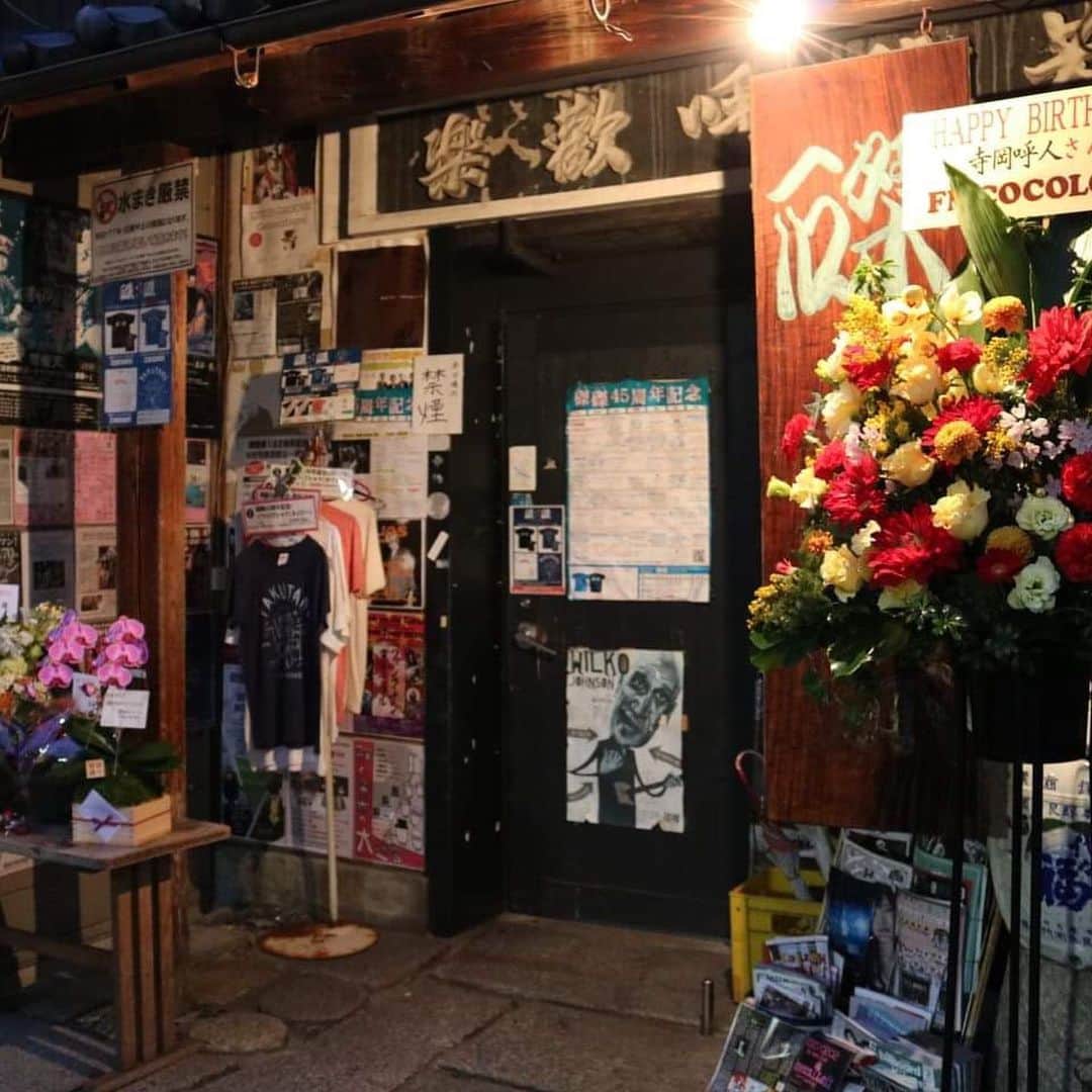 寺岡呼人のインスタグラム：「昨夜は恒例の磔磔でのバースデーライブでした。﻿ こんな歳になっても大勢の人に集まってもらい、ライブできるなんて、冷静に考えても幸せ者。﻿ ﻿ 来てくれた皆さん、ありがとうございました！﻿ ﻿ 引き続き﻿ 春のツアーも宜しくお願い致します。﻿ ﻿ 追加公演も発表になりました！﻿ ﻿ ＜神戸＞﻿ 5月3日（日）神戸 Happy Laura﻿ OPEN：15:30 / START：16:00﻿ ﻿ ＜東京＞﻿ 5月8日（金）渋谷 plus LIVING ROOM CAFE&DINING﻿ OPEN：18:30 / START：19:30﻿ ﻿ 【先行予約】﻿ callman先行（抽選）﻿ 受付期間：2020年 2月13日(木) 21:00 ～ 2020年 2月24日(月・祝) 23:59﻿ 受付URL http://eplus.jp/callman-ticket/﻿ ﻿ ﻿ ﻿ ﻿ 寺岡呼人ツアー2020 〜NO GUARD〜　﻿ スペシャルゲスト浜端ヨウヘイ﻿ ﻿ ﻿ 受付URL 　http://eplus.jp/yohito/﻿ ﻿ ﻿ 4月11日（土） 長野　ネオンホール　﻿ (OPEN/START)17:30/18:00﻿ ﻿ 4月12日（日） 金沢 もっきりや ﻿ (OPEN/START)15:30/16:00﻿ ﻿ 4月18日(土) 　倉敷　REDBOX ★﻿ (OPEN/START)15:30/16:00﻿ ﻿ 4月19日 福岡(日) 　rooms ★﻿ (OPEN/START)15:30/16:00﻿ ﻿ 4月21日（火） 高知　X-pt.【クロスポイント】　★﻿ (OPEN/START)18:30/19:00﻿ ﻿ 4月22日（水） 淡路島　マトヤ楽器　的矢ミュージックスタジオ ★﻿ (OPEN/START)18:30/19:00﻿ ﻿ 4月24日（金） 名古屋　ell.SIZE　★ ﻿ (OPEN/START)18:30/19:00﻿ ﻿ 4月26日（日） Mt.RAINIER HALL SHIBUYA PLEASURE PLEASURE　★ ﻿ (OPEN/START)15:30/16:00﻿ ﻿ 4月28日 山形（火） 　FRANK LLOYD WRIGHT ﻿ (OPEN/START)18:30/19:00﻿ ﻿ 4月29日（水・祝） 仙台　SENDAI KOFFEE ﻿ (OPEN/START)17:30/18:00﻿ ﻿ 5月2日(土) 心斎橋　JANUS★ ﻿ (OPEN/START)15:30/16:00﻿ ﻿ 5月16日（土） 札幌　円山夜想 ﻿ (OPEN/START)18:00/18:30﻿ ﻿ 5月23日（土） 横浜Thumbs Up ﻿ (OPEN/START)15:00/16:00﻿ ﻿ ★バンド﻿ それ以外は弾き語りになります。﻿ ﻿ #寺岡呼人﻿ #浜端ヨウヘイ」