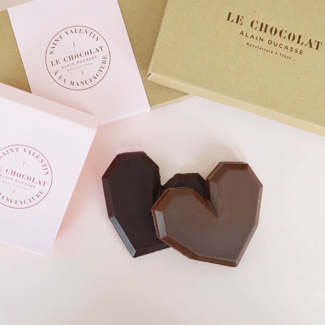 フィガロジャポンさんのインスタグラム写真 - (フィガロジャポンInstagram)「バレンタインデーですね。⠀ お世話になっているPRの方から、ル・ショコラ・アラン・デュカスのスタイリッシュなハート型チョコレートをいただいてしまいました♡ うれしい！ ありがとうございます！⠀ @lechocolatalainducassejapan⠀ #バレンタインデー #チョコレート #chocolate #ルショコラアランデュカス #lechocolatalainducasse #スイーツ」2月14日 15時00分 - madamefigarojapon