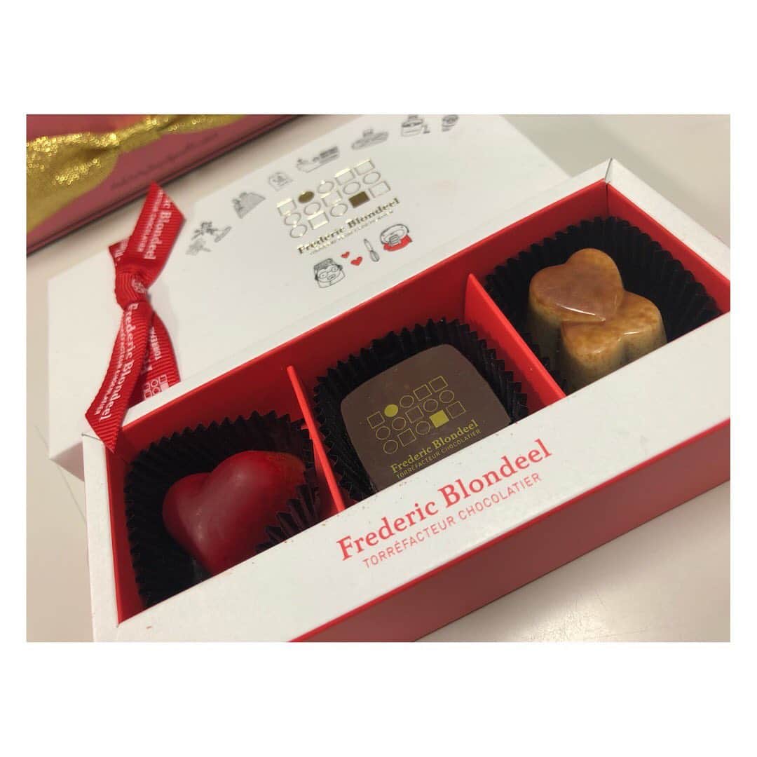 柳野玲子のインスタグラム：「素敵女子から😍🎁 現場でいただいちゃいました💞 素敵なバレンタインデーをお過ごしください(*´꒳`*) #バレンタイン #valentine #ハッピーバレンタイン」