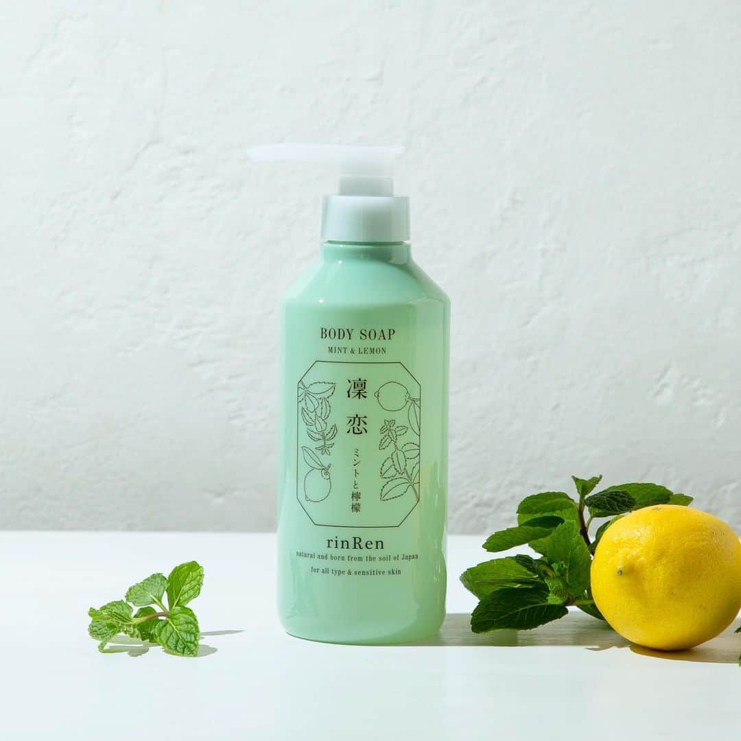 のインスタグラム：「_ #凜恋 ボディソープ ミント&レモン　新発売🍃🍋. . 8種の国産植物エキスに、 沖縄県産くちゃ(クレイ)、岡山県湯原温泉水を配合。. . ざらつきが気になるお肌の 余分な皮脂や汚れをしっかりと吸着して、 毛穴の奥の皮脂よごれまですっきりと洗いあげます𓍯. . 生分解性に優れた洗浄成分を使用し、 また、燃焼してもCO2を増やさないとされる 植物由来のプラスチック[バイオPET]を使用しています。 . . ▪︎沖縄県産くちゃ(クレイ)🌚 余分な皮脂や毛穴に詰まったよごれを吸着し、植物エキスの美容成分をしっかりと浸透させます。 . . ▪︎岡山県産湯原温泉水♨️ 低張性アルカリ高温泉。肌のくすみの元となる古い角質を乳化させ、お肌のよごれを浮き上がらせる効果があります。豊富に含まれたミネラル成分により、身体をあたためる効果があります。. . ▪︎北海道産和ミントオイル🌱 抗菌や消臭効果、毛穴の引き締め効果の他、メントール効果で皮膚表面にひんやりとしたクール感を与えながら血行を促進させる効果が期待できます。. . 〈その他国産植物エキス〉 ▪︎愛媛県産レモン果皮油 ▪︎広島県産メリッサ葉エキス ▪︎熊本県産ローズマリー葉エキス ▪︎岐阜県産キュウリ果実エキス ▪︎沖縄県宮古島産アロエベラエキス ▪︎岐阜県産ドクダミエキス ▪︎北海道産ラベンダー花エキス. . 〈不使用成分〉 ✖️硫酸系洗浄成分 ✖️鉱物油 ✖️シリコン ✖️パラベン ✖️石油系界面活性剤 ✖️合成香料 ✖️合成着色料 ✖️動物性原料 ✖️合成ポリマー ✖️エタノール . 400mL ¥980+税 . 〈2020年2月15日(土)先行発売〉 シンシア・ガーデン @sincere_garden  シンシア・ガーデン Web shop 東急ハンズ* @tokyuhandsinc  ロフト* @loft_official  アミング @aming.official *一部店舗を除く . 〈2020年3月15日(日)一般発売〉 リンレンシリーズ取扱店舗(一部店舗を除く). . #エシカルヘアケア #リンレン #凜恋 #ヴィーガンコスメ #メイドインジャパン #ナチュラルコスメ #BbyE #ビーバイイー #natural #植物とともに歩む暮らし」