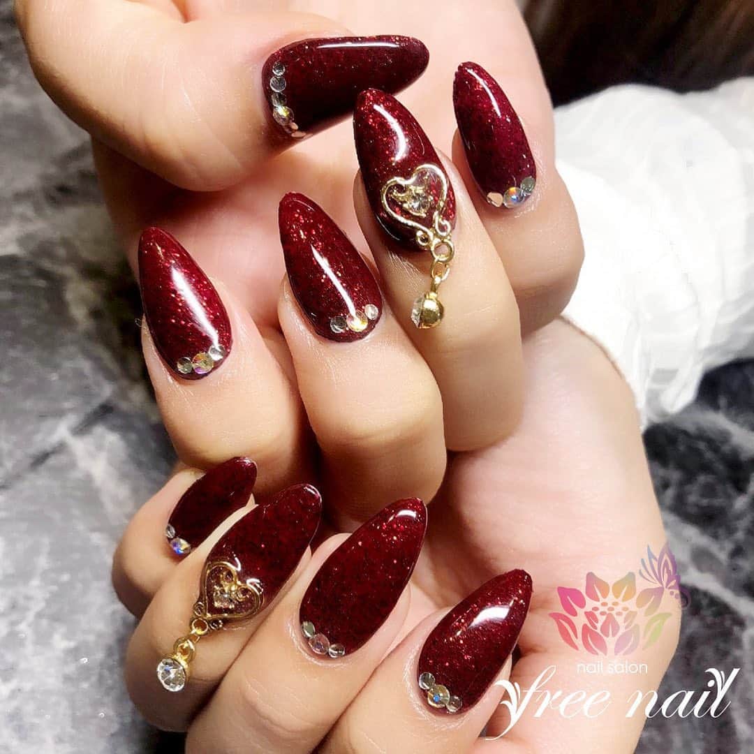 free nail フリーネイルのインスタグラム：「. お客様ネイル💅🏻⛸ . ワインレッド🍷✨ . 揺れるパーツが素敵な大人ネイル♥️ . Happy Valentine’s Day🍫♥️ . ご来店ありがとうございました🙇🏻‍♀️🙇🏻‍♀️🙇🏻‍♀️💗 . #ネイルアート #ジェルネイル #ネイルサロン #大阪ネイルサロン #ネイルデザイン #ネイルチェンジ #ラメネイル #キラキラネイル #ストーンネイル #ハートネイル #ロングネイル #ワインカラーネイル #赤ネイル #デザインネイル #トレンドネイル #大人ネイル #パーティーネイル #冬ネイル #winternails #nailsart #nailsdid #美甲 #日式美甲 #日式美甲胶 #日本美甲师 #日本美甲老师 #美甲上课 #日本胶 #フリーネイル #freenail」