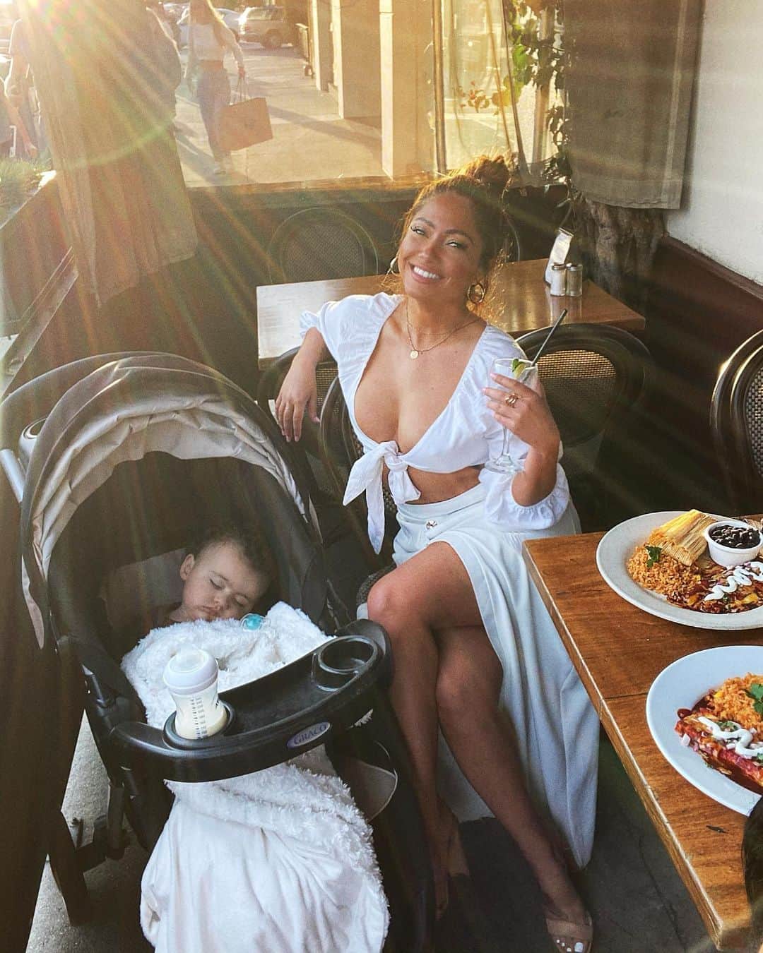 ジェシカ・バーチアーガのインスタグラム：「✨ Auntie: Like a mom only cooler 😄fashionnovapartner @fashionnova」