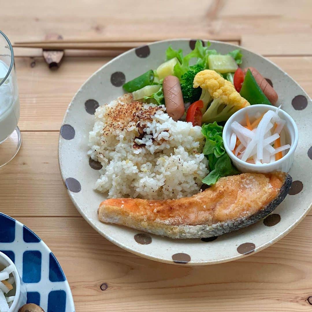 maki ogawaさんのインスタグラム写真 - (maki ogawaInstagram)「生姜の炊き込みご飯 ﻿ 洗った白米に﻿ 千切りにした生姜を加え﻿ 白だしで炊き込みました。﻿ ﻿ 体がほかほかに温まります✨✨ ﻿ ﻿ 体温が上がると免疫も上がります。﻿ 手洗いうがいに加えて、﻿ 内側から強く！﻿ ﻿ #ニトダッチ で美しいおこげができました✨✨ レシピ詳細は、『きょうのおべんとう』ブログにて。 何故かプロフィールにブログurlが貼れません💦💦」2月14日 15時16分 - cuteobento