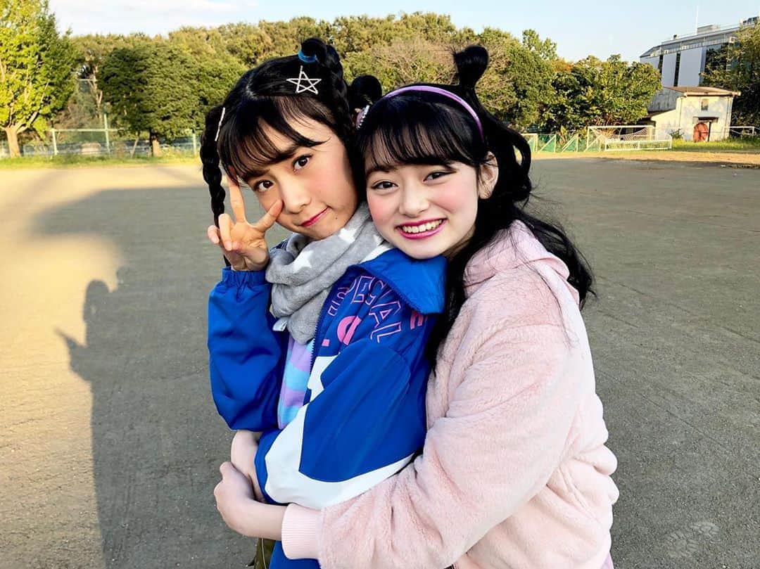 ニコ☆プチのインスタグラム：「🍫🖤 バレンタイン、みんなはチョコあげた⁇🎀 . . 着まわしかららぶらぶしょっと📸☆♡ 妹に甘えがちな姉😚💘 . . 最終回どうなるのでしょーか。👽💫 #バレンタイン  #らぶらぶツインズ #近藤藍月  #高比良由菜」