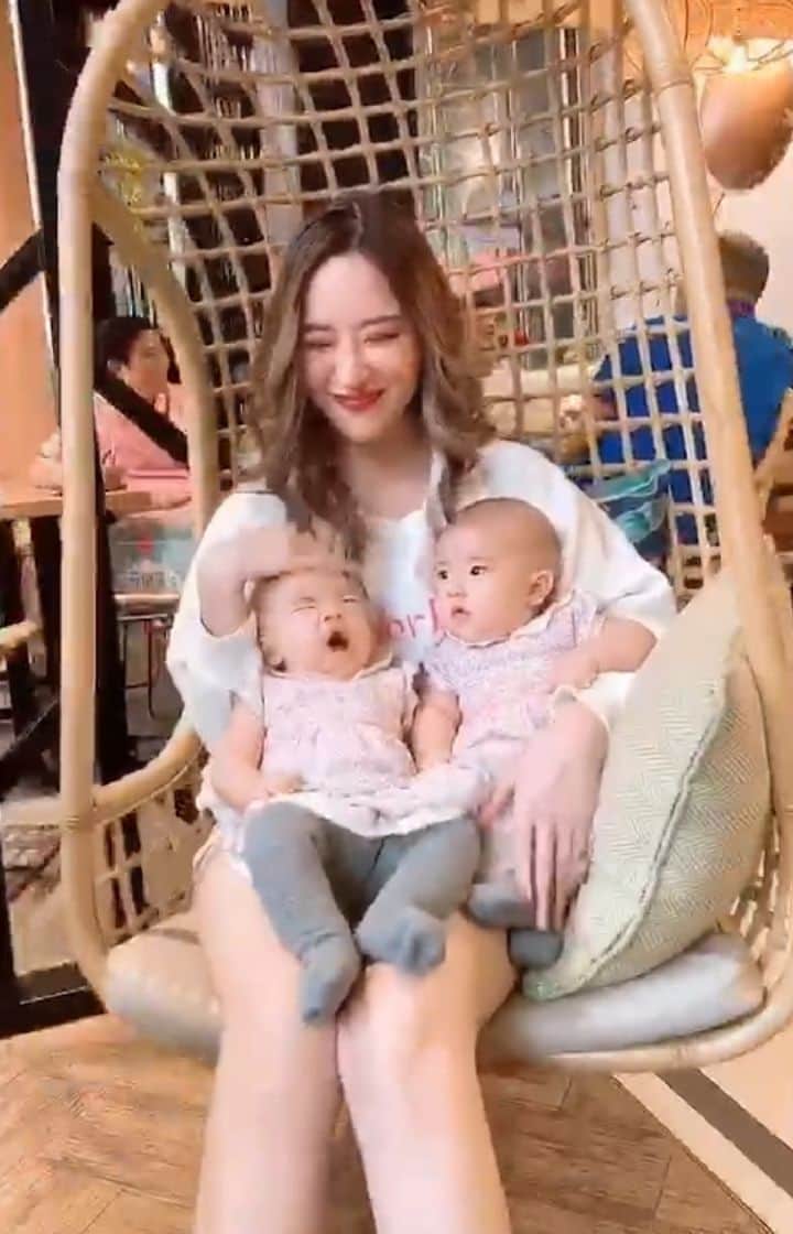 エリッサ・ヤマダのインスタグラム：「Can't believe it's been one year. One whole year of dying phone storage and fuller heart ♥️ Happy 1st Name Day, Arwen and Arya! 🎂👭🏻🎉 I love you both like #Smeagol loves his precious 💍, or #Tyrion his wine 🍷  Also, who would've thought my best Valentine's gift would be from @jessyamada? 😂 Thank you for bringing @jessbebes into this world!! 😘  #happyvalentinesday #twinaunt #familyiseverything」
