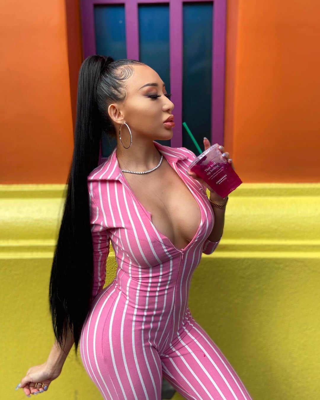 Reinaのインスタグラム：「🍭💕 Type of bitch that don’t wait in line New body suit from @gsuwoo 🍭」