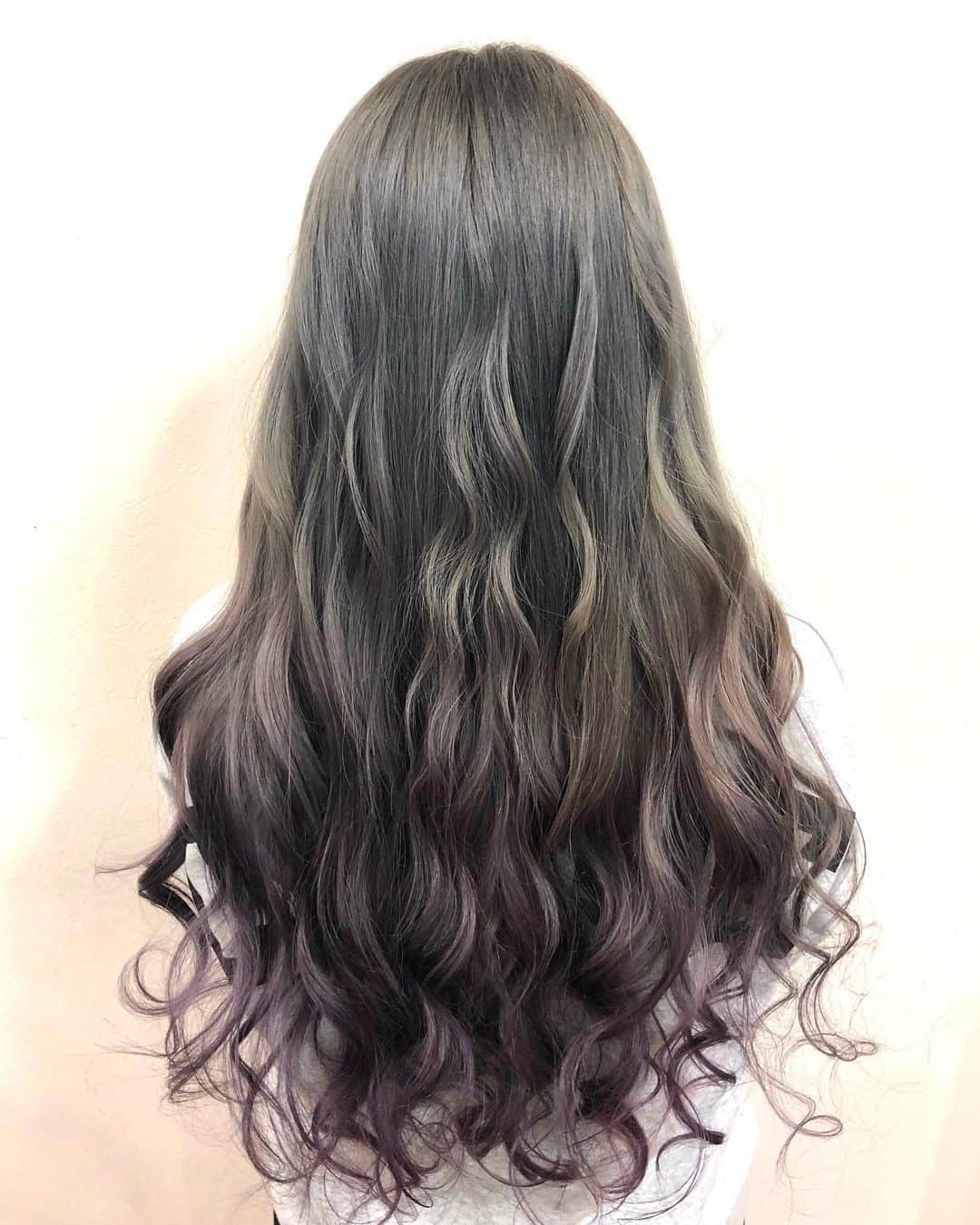 salon PRATiNO(サロンプラチノ)のインスタグラム：「. 💜✨グラデーションカラー✨💜. . シルバー〜パープルのグラデーション❣️ ワンカラーに飽きた方グラデーションカラーは いかがでしょうか🌹 毛先だけブリーチをして色を入れるなど方法は色々❣️ 髪色で毎日happyにしませんか💞 . . 【CLAVIS PRATINO】 ◇月曜日～土曜日 11:00～20:00 ◇日曜日 11:00～18:00 ※定休日なし ※時間外はお問い合わせください。 愛知県名古屋市中区錦3-4-19石垣ビル７Ｆ ☎︎052-962-7017 . #hairstyle #hair #cornrow #braids #clavispratino #spiralperm #pratino #hairsalon #nagoya #haircolor #love #派手髪 #外国人風カラー #バレイヤージュ #グラデーション #コーンロウ #ブレイズ #スパイラルパーマ #特殊ヘア #ブラックヘア #美容室 #ヘアサロン #ヘアスタイル #ヘアカラー #クラビスプラチノ #名古屋 #栄 #錦」