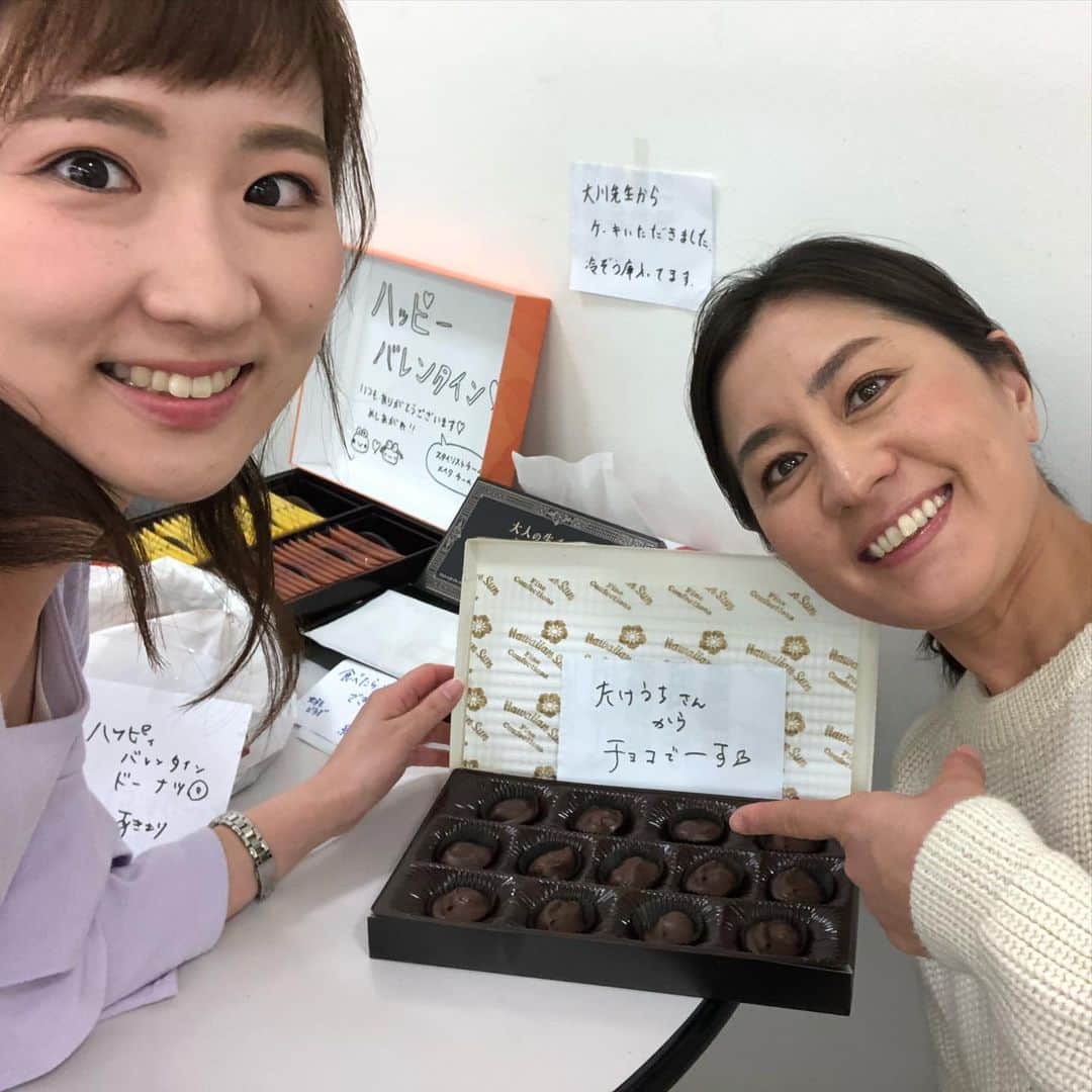 のインスタグラム：「🍫﻿ ﻿ ﻿ Happy Valentine's Day♡﻿ ﻿ きょうの今日ドキッ！ゲスト、﻿ オリンピックメダリストの竹内智香さんから﻿ チョコレート頂きました🥰﻿ ﻿ ありがとうございます！﻿ ﻿ 竹内さんとメイクルームでお話しするのが﻿ 毎回楽しみなんです❤️﻿ きょうもたのしかったー！！﻿ ﻿ 今日ドキッ！は15時44分から！まもなく！﻿ ﻿ #HBC #北海道放送 #今日ドキッ﻿ #スノーボード #メダリスト﻿ #竹内智香 さん @tomoka_takeuchi ﻿ #きょうのトークテーマ #髪の毛 #楽しむ気持ち ﻿ #バレンタイン #チョコレート #感謝﻿ #私から #会社のみんなへ #愛を込めて﻿ ﻿ #ブラボーファイターズ﻿ #ブラボースポーツ﻿ #アナウンサー #世永聖奈 #セナスタグラム」