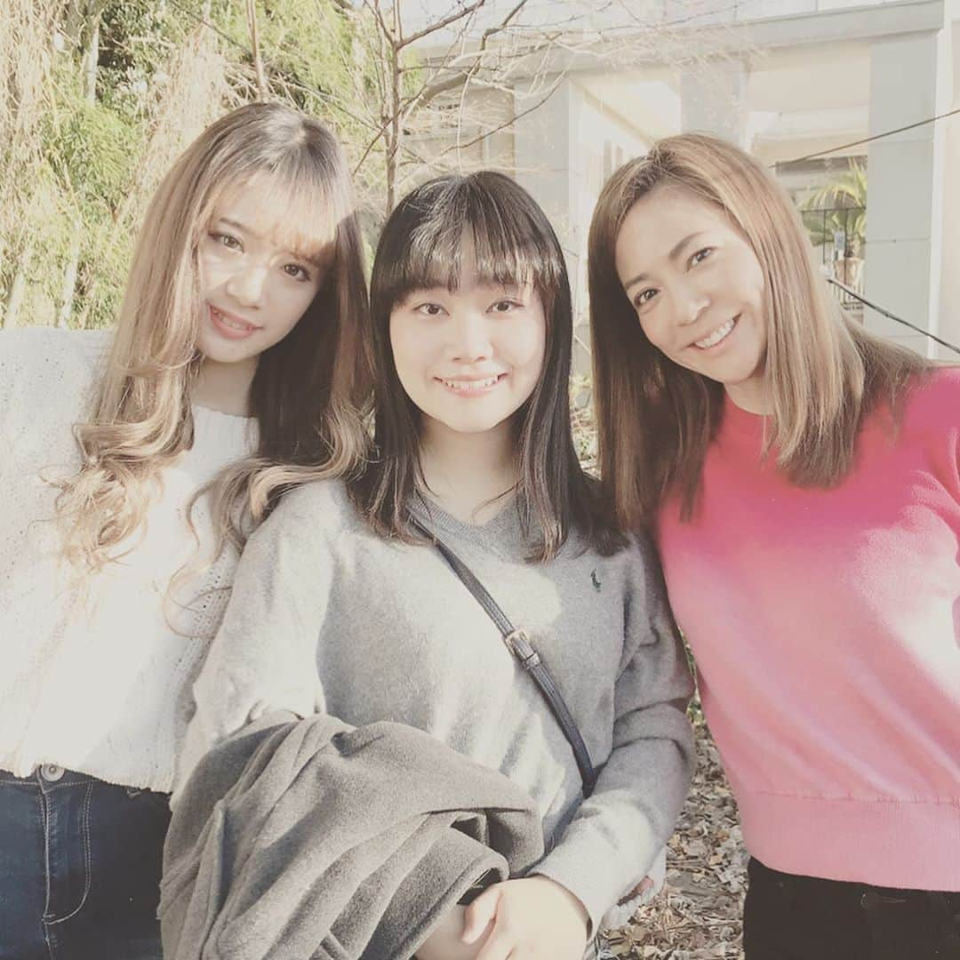 HARUKO（真木明子）さんのインスタグラム写真 - (HARUKO（真木明子）Instagram)「保育園に入ってすぐ。まだママ友もいない波の良い日に. . 同じ保育園で、サーファーとはわかっていたけど、喋ったこともないけいことたまみ親子にビーチで会った。 @farm.taito  @tamamiii926_36 . まだ3歳で友達と遊ぶと言う概念があまりなかった娘達を見れるかな？と言う不安もありながらも. . 私は昼間にサーフィンして波が良かったから. 「子供たち見てるからサーフィンしてくれば？」って声をかけたら. . えっ🤣いいですか？と二つ返事で海に行ったけいこに、私はこの人なら友達になれると感じた。. . その日、初めて海で遊んだ2人は、帰る頃には、もう親友で（三枚目がその日）. 2人はのちに、正義の味方もりもりみっこるっこまんとして 誕生❤️. . おっとり型のたまちゃんと、チビまる子みたいな娘は、本当のちびまる子ちゃんとたまちゃんみたいで. . 言いたいことは言いあっているが喧嘩にはならず. . 親の方がそんなこと言われて嫌じゃないのか？と聞いても2人は全てが笑いで成り立っていた. . 私は、堀江ファミリーがいなければ、娘を、あの海沿いの町で育てられなかったほど. 本当に色々な面で支えてもらった❤️. . 12歳までほぼ毎日母も子も一緒. . 娘が急に中学受験をし 東京に引っ越してからも. 親も. みっこるっこまんも仲良くしていた. . 高校1年で娘がアメリカに留学して. . なんと、たまちゃんも昨日留学に旅立った. . なんと南米コスタリカ に😱😱😱. しかも学校スペイン語. . 国民の幸福度の高さと、再生可能な自然エネルギーの国として興味を持ったと言って. . 第二の母は感動だよ❤️. . たまちゃんと娘が本当に 正義の味方もりもりみっこるっこまんになる気がして. . 母たちは楽しみだよ❤️. . 君たちの成長が😘. . @capetown_resort けいこがやってます😊. . .  #親友#心の友よ#正義の味方#幼なじみ#ママはサーファー#留学#アメリカ留学#コスタリカ留学#女友達#持つべきものは友#バケーションレンタル#一棟貸し#宿#景色の良い宿. . .」2月14日 15時39分 - haruko227