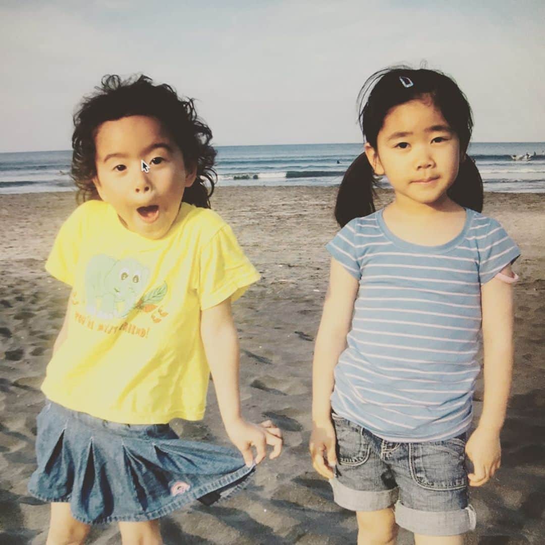 HARUKO（真木明子）さんのインスタグラム写真 - (HARUKO（真木明子）Instagram)「保育園に入ってすぐ。まだママ友もいない波の良い日に. . 同じ保育園で、サーファーとはわかっていたけど、喋ったこともないけいことたまみ親子にビーチで会った。 @farm.taito  @tamamiii926_36 . まだ3歳で友達と遊ぶと言う概念があまりなかった娘達を見れるかな？と言う不安もありながらも. . 私は昼間にサーフィンして波が良かったから. 「子供たち見てるからサーフィンしてくれば？」って声をかけたら. . えっ🤣いいですか？と二つ返事で海に行ったけいこに、私はこの人なら友達になれると感じた。. . その日、初めて海で遊んだ2人は、帰る頃には、もう親友で（三枚目がその日）. 2人はのちに、正義の味方もりもりみっこるっこまんとして 誕生❤️. . おっとり型のたまちゃんと、チビまる子みたいな娘は、本当のちびまる子ちゃんとたまちゃんみたいで. . 言いたいことは言いあっているが喧嘩にはならず. . 親の方がそんなこと言われて嫌じゃないのか？と聞いても2人は全てが笑いで成り立っていた. . 私は、堀江ファミリーがいなければ、娘を、あの海沿いの町で育てられなかったほど. 本当に色々な面で支えてもらった❤️. . 12歳までほぼ毎日母も子も一緒. . 娘が急に中学受験をし 東京に引っ越してからも. 親も. みっこるっこまんも仲良くしていた. . 高校1年で娘がアメリカに留学して. . なんと、たまちゃんも昨日留学に旅立った. . なんと南米コスタリカ に😱😱😱. しかも学校スペイン語. . 国民の幸福度の高さと、再生可能な自然エネルギーの国として興味を持ったと言って. . 第二の母は感動だよ❤️. . たまちゃんと娘が本当に 正義の味方もりもりみっこるっこまんになる気がして. . 母たちは楽しみだよ❤️. . 君たちの成長が😘. . @capetown_resort けいこがやってます😊. . .  #親友#心の友よ#正義の味方#幼なじみ#ママはサーファー#留学#アメリカ留学#コスタリカ留学#女友達#持つべきものは友#バケーションレンタル#一棟貸し#宿#景色の良い宿. . .」2月14日 15時39分 - haruko227