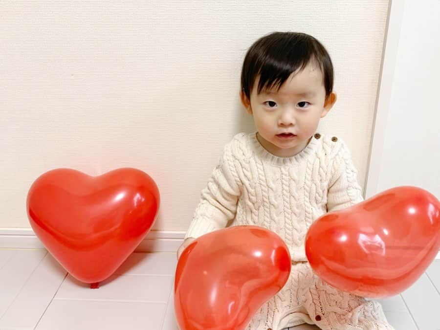 ᴋᴀɴᴀᴋöさんのインスタグラム写真 - (ᴋᴀɴᴀᴋöInstagram)「❤️❤️❤️ Happy Valentine’s Day🍫✨ * #バレンタイン#風船#1歳9ヶ月#男の子#❤❤❤」2月14日 15時40分 - kanakokko_34_