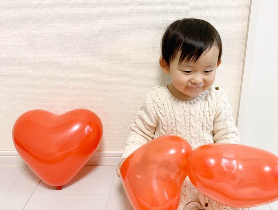 ᴋᴀɴᴀᴋöさんのインスタグラム写真 - (ᴋᴀɴᴀᴋöInstagram)「❤️❤️❤️ Happy Valentine’s Day🍫✨ * #バレンタイン#風船#1歳9ヶ月#男の子#❤❤❤」2月14日 15時40分 - kanakokko_34_