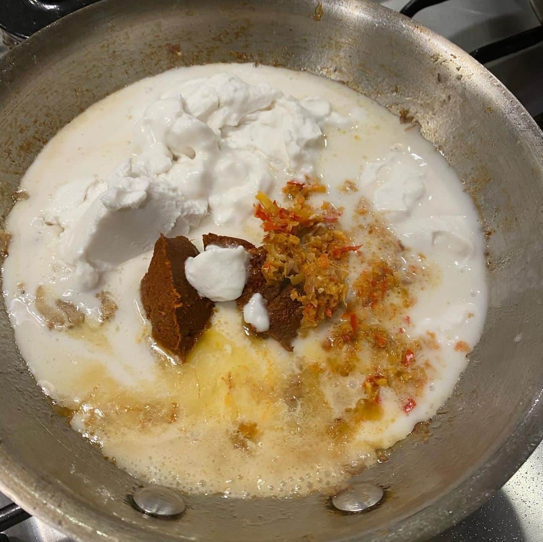 ユリ さんのインスタグラム写真 - (ユリ Instagram)「‘태국식커리’ 🐓난생처음 닭을 직접 손질😲 브라인해서 구운 뒤- 마사만 페이스트 만들어서 - 코코넛밀크 듬뿍 #massamancurry #แกงมัสมั่น #유리한요리 #有利한요리」2月14日 15時38分 - yulyulk
