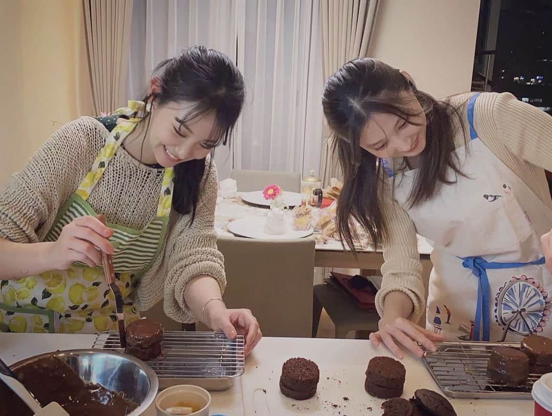 永尾まりやさんのインスタグラム写真 - (永尾まりやInstagram)「Happy Valentine's Day🤎 えりに誘われて、はじめてお料理教室にいってきたよっ きなつ先生　@kinatty.land  が優しく丁寧に教えてくださってとっても楽しくできた！こんなお店みたいなケーキ作ったのはじめてで感動ー！みなさん素敵な日だった？普通にお仕事の方は今日もお疲れ様🤫 #valentines  #ザッハトルテ  #スコーン」2月14日 21時04分 - mariyagi_san