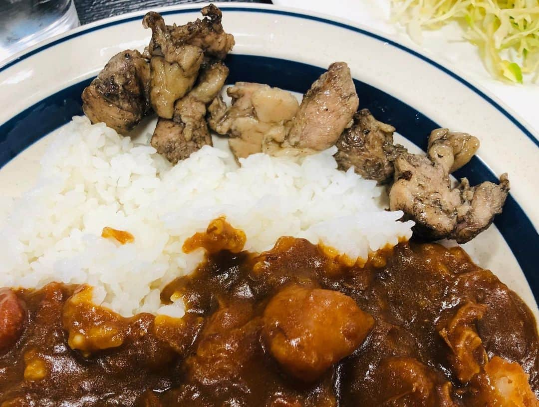 佐藤由季さんのインスタグラム写真 - (佐藤由季Instagram)「宮崎オフショットその② 〜カレー🍛〜 🍛カレー鍋が美味しいお店が 宮崎にあると教えていただいて 行かない訳がありません🤩 いつもお世話になっている 大好きなスポーツ記者Tちゃんと🧡 和風出汁がたっぷり効いていて 後味はピリッとスパイス✨〆のリゾット まで美味しくて食べ過ぎました😋 🍛宮崎に着いた日の夜、宮崎らしいものを 一通り食べた後の〆のカツカレー（笑） フルーティーなカレーでした🧡 🍛サンマリンスタジアムの食堂で食べた ランチカレー地鶏トッピング✨ なんと地鶏が福神漬と同じように並んでいて ご自由にどうぞスタイルだったことには 驚きでした😳 🍛ボールパークGにあった宮崎牛カレー🐮 大きな宮崎牛がゴロゴロ入ってる😍 お肉は柔らか〜い🧡 大好きなドロドロカレーでした🧡 宮崎でもカレ活(=カレー活動🍛笑) バッチリです👍 ちなみにTちゃんとは、宮崎と言えば！！ の木挽ブルーも進みましたとさ🥰笑 #giantsPP  #ジャイアンツ  #宮崎キャンプ  #カレー  #🍛 #カレ活  #スポーツ記者 さん #いつもこの笑顔に助けられる 🥺🙏 #けいぞう  #カレー鍋  #木挽ブルー と共に #宮崎初日の晩ご飯  #フルーツカツカレー  #サンマリンスタジアム の食堂 #地鶏  #ご自由にどうぞ  #ボールパークG  #宮崎牛カレー  #カレーマイスター  #カレー女子  #カレー好き  #フリーアナウンサー  #佐藤由季  #チョコよりカレー （笑） #ハッピーバレンタイン」2月14日 21時05分 - yukisato0710