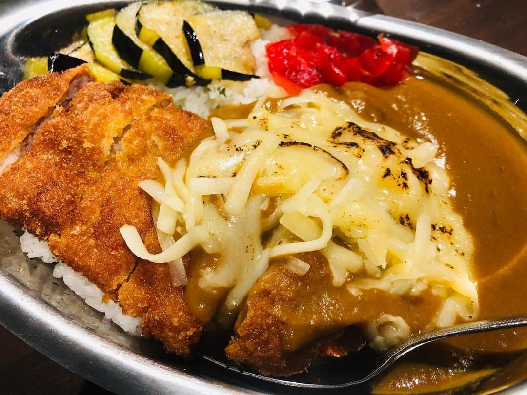 佐藤由季さんのインスタグラム写真 - (佐藤由季Instagram)「宮崎オフショットその② 〜カレー🍛〜 🍛カレー鍋が美味しいお店が 宮崎にあると教えていただいて 行かない訳がありません🤩 いつもお世話になっている 大好きなスポーツ記者Tちゃんと🧡 和風出汁がたっぷり効いていて 後味はピリッとスパイス✨〆のリゾット まで美味しくて食べ過ぎました😋 🍛宮崎に着いた日の夜、宮崎らしいものを 一通り食べた後の〆のカツカレー（笑） フルーティーなカレーでした🧡 🍛サンマリンスタジアムの食堂で食べた ランチカレー地鶏トッピング✨ なんと地鶏が福神漬と同じように並んでいて ご自由にどうぞスタイルだったことには 驚きでした😳 🍛ボールパークGにあった宮崎牛カレー🐮 大きな宮崎牛がゴロゴロ入ってる😍 お肉は柔らか〜い🧡 大好きなドロドロカレーでした🧡 宮崎でもカレ活(=カレー活動🍛笑) バッチリです👍 ちなみにTちゃんとは、宮崎と言えば！！ の木挽ブルーも進みましたとさ🥰笑 #giantsPP  #ジャイアンツ  #宮崎キャンプ  #カレー  #🍛 #カレ活  #スポーツ記者 さん #いつもこの笑顔に助けられる 🥺🙏 #けいぞう  #カレー鍋  #木挽ブルー と共に #宮崎初日の晩ご飯  #フルーツカツカレー  #サンマリンスタジアム の食堂 #地鶏  #ご自由にどうぞ  #ボールパークG  #宮崎牛カレー  #カレーマイスター  #カレー女子  #カレー好き  #フリーアナウンサー  #佐藤由季  #チョコよりカレー （笑） #ハッピーバレンタイン」2月14日 21時05分 - yukisato0710