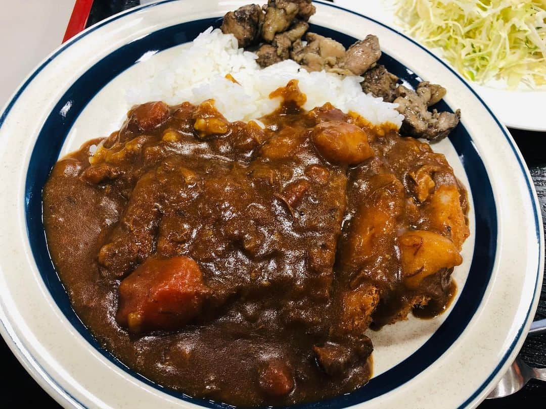 佐藤由季さんのインスタグラム写真 - (佐藤由季Instagram)「宮崎オフショットその② 〜カレー🍛〜 🍛カレー鍋が美味しいお店が 宮崎にあると教えていただいて 行かない訳がありません🤩 いつもお世話になっている 大好きなスポーツ記者Tちゃんと🧡 和風出汁がたっぷり効いていて 後味はピリッとスパイス✨〆のリゾット まで美味しくて食べ過ぎました😋 🍛宮崎に着いた日の夜、宮崎らしいものを 一通り食べた後の〆のカツカレー（笑） フルーティーなカレーでした🧡 🍛サンマリンスタジアムの食堂で食べた ランチカレー地鶏トッピング✨ なんと地鶏が福神漬と同じように並んでいて ご自由にどうぞスタイルだったことには 驚きでした😳 🍛ボールパークGにあった宮崎牛カレー🐮 大きな宮崎牛がゴロゴロ入ってる😍 お肉は柔らか〜い🧡 大好きなドロドロカレーでした🧡 宮崎でもカレ活(=カレー活動🍛笑) バッチリです👍 ちなみにTちゃんとは、宮崎と言えば！！ の木挽ブルーも進みましたとさ🥰笑 #giantsPP  #ジャイアンツ  #宮崎キャンプ  #カレー  #🍛 #カレ活  #スポーツ記者 さん #いつもこの笑顔に助けられる 🥺🙏 #けいぞう  #カレー鍋  #木挽ブルー と共に #宮崎初日の晩ご飯  #フルーツカツカレー  #サンマリンスタジアム の食堂 #地鶏  #ご自由にどうぞ  #ボールパークG  #宮崎牛カレー  #カレーマイスター  #カレー女子  #カレー好き  #フリーアナウンサー  #佐藤由季  #チョコよりカレー （笑） #ハッピーバレンタイン」2月14日 21時05分 - yukisato0710