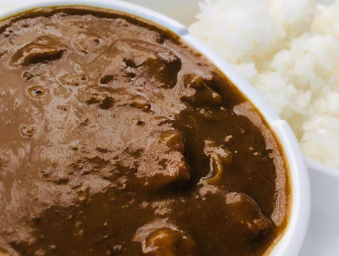 佐藤由季さんのインスタグラム写真 - (佐藤由季Instagram)「宮崎オフショットその② 〜カレー🍛〜 🍛カレー鍋が美味しいお店が 宮崎にあると教えていただいて 行かない訳がありません🤩 いつもお世話になっている 大好きなスポーツ記者Tちゃんと🧡 和風出汁がたっぷり効いていて 後味はピリッとスパイス✨〆のリゾット まで美味しくて食べ過ぎました😋 🍛宮崎に着いた日の夜、宮崎らしいものを 一通り食べた後の〆のカツカレー（笑） フルーティーなカレーでした🧡 🍛サンマリンスタジアムの食堂で食べた ランチカレー地鶏トッピング✨ なんと地鶏が福神漬と同じように並んでいて ご自由にどうぞスタイルだったことには 驚きでした😳 🍛ボールパークGにあった宮崎牛カレー🐮 大きな宮崎牛がゴロゴロ入ってる😍 お肉は柔らか〜い🧡 大好きなドロドロカレーでした🧡 宮崎でもカレ活(=カレー活動🍛笑) バッチリです👍 ちなみにTちゃんとは、宮崎と言えば！！ の木挽ブルーも進みましたとさ🥰笑 #giantsPP  #ジャイアンツ  #宮崎キャンプ  #カレー  #🍛 #カレ活  #スポーツ記者 さん #いつもこの笑顔に助けられる 🥺🙏 #けいぞう  #カレー鍋  #木挽ブルー と共に #宮崎初日の晩ご飯  #フルーツカツカレー  #サンマリンスタジアム の食堂 #地鶏  #ご自由にどうぞ  #ボールパークG  #宮崎牛カレー  #カレーマイスター  #カレー女子  #カレー好き  #フリーアナウンサー  #佐藤由季  #チョコよりカレー （笑） #ハッピーバレンタイン」2月14日 21時05分 - yukisato0710