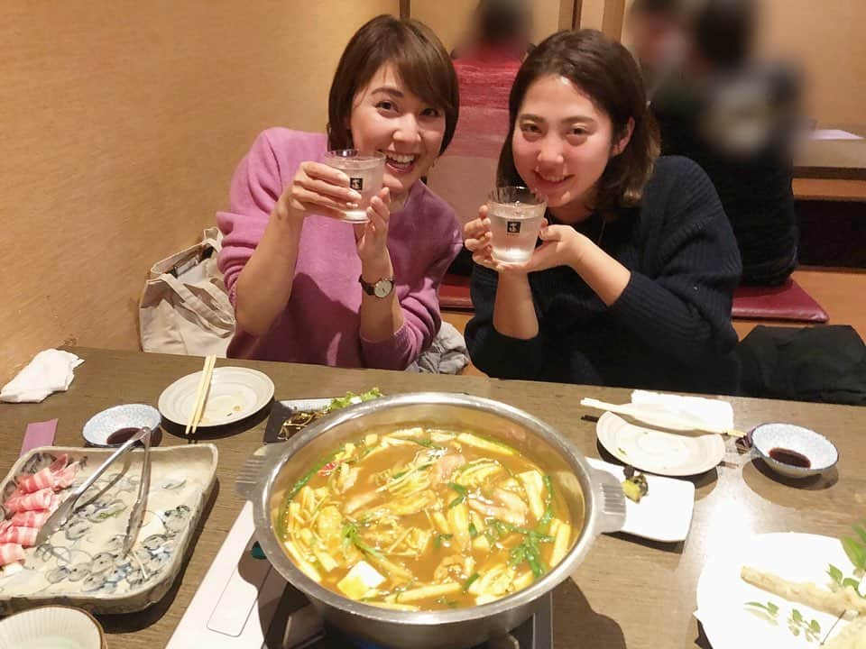 佐藤由季さんのインスタグラム写真 - (佐藤由季Instagram)「宮崎オフショットその② 〜カレー🍛〜 🍛カレー鍋が美味しいお店が 宮崎にあると教えていただいて 行かない訳がありません🤩 いつもお世話になっている 大好きなスポーツ記者Tちゃんと🧡 和風出汁がたっぷり効いていて 後味はピリッとスパイス✨〆のリゾット まで美味しくて食べ過ぎました😋 🍛宮崎に着いた日の夜、宮崎らしいものを 一通り食べた後の〆のカツカレー（笑） フルーティーなカレーでした🧡 🍛サンマリンスタジアムの食堂で食べた ランチカレー地鶏トッピング✨ なんと地鶏が福神漬と同じように並んでいて ご自由にどうぞスタイルだったことには 驚きでした😳 🍛ボールパークGにあった宮崎牛カレー🐮 大きな宮崎牛がゴロゴロ入ってる😍 お肉は柔らか〜い🧡 大好きなドロドロカレーでした🧡 宮崎でもカレ活(=カレー活動🍛笑) バッチリです👍 ちなみにTちゃんとは、宮崎と言えば！！ の木挽ブルーも進みましたとさ🥰笑 #giantsPP  #ジャイアンツ  #宮崎キャンプ  #カレー  #🍛 #カレ活  #スポーツ記者 さん #いつもこの笑顔に助けられる 🥺🙏 #けいぞう  #カレー鍋  #木挽ブルー と共に #宮崎初日の晩ご飯  #フルーツカツカレー  #サンマリンスタジアム の食堂 #地鶏  #ご自由にどうぞ  #ボールパークG  #宮崎牛カレー  #カレーマイスター  #カレー女子  #カレー好き  #フリーアナウンサー  #佐藤由季  #チョコよりカレー （笑） #ハッピーバレンタイン」2月14日 21時05分 - yukisato0710