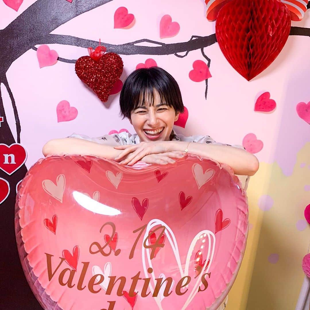 ホラン千秋さんのインスタグラム写真 - (ホラン千秋Instagram)「_ Happy Valentine's day🍫💗 私は普段お世話になってるスタッフさんに赤坂青野のいちご大福を渡したよ〜🍓🎁みなさんはどんな日を過ごしていますか😋❓」2月14日 21時05分 - chiakihoran_official