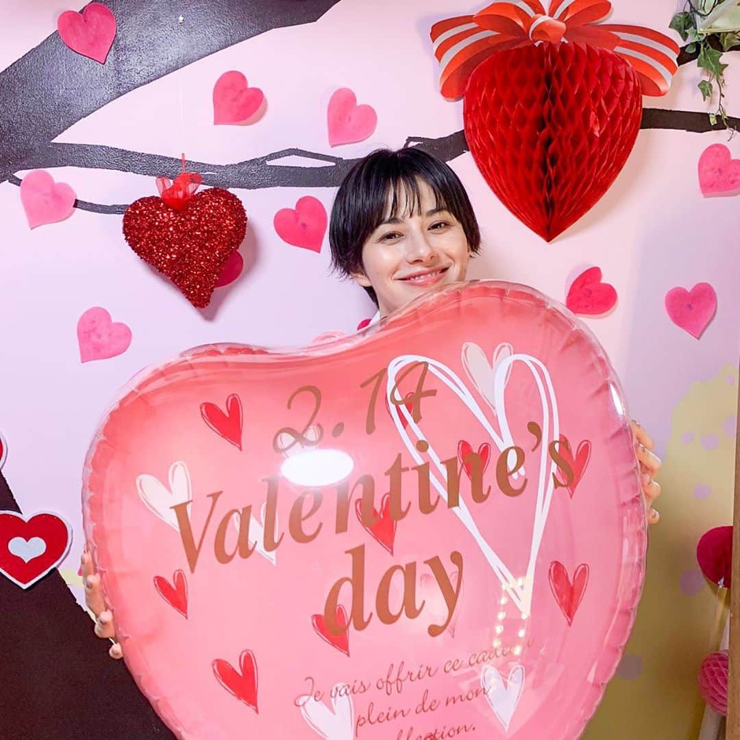 ホラン千秋さんのインスタグラム写真 - (ホラン千秋Instagram)「_ Happy Valentine's day🍫💗 私は普段お世話になってるスタッフさんに赤坂青野のいちご大福を渡したよ〜🍓🎁みなさんはどんな日を過ごしていますか😋❓」2月14日 21時05分 - chiakihoran_official
