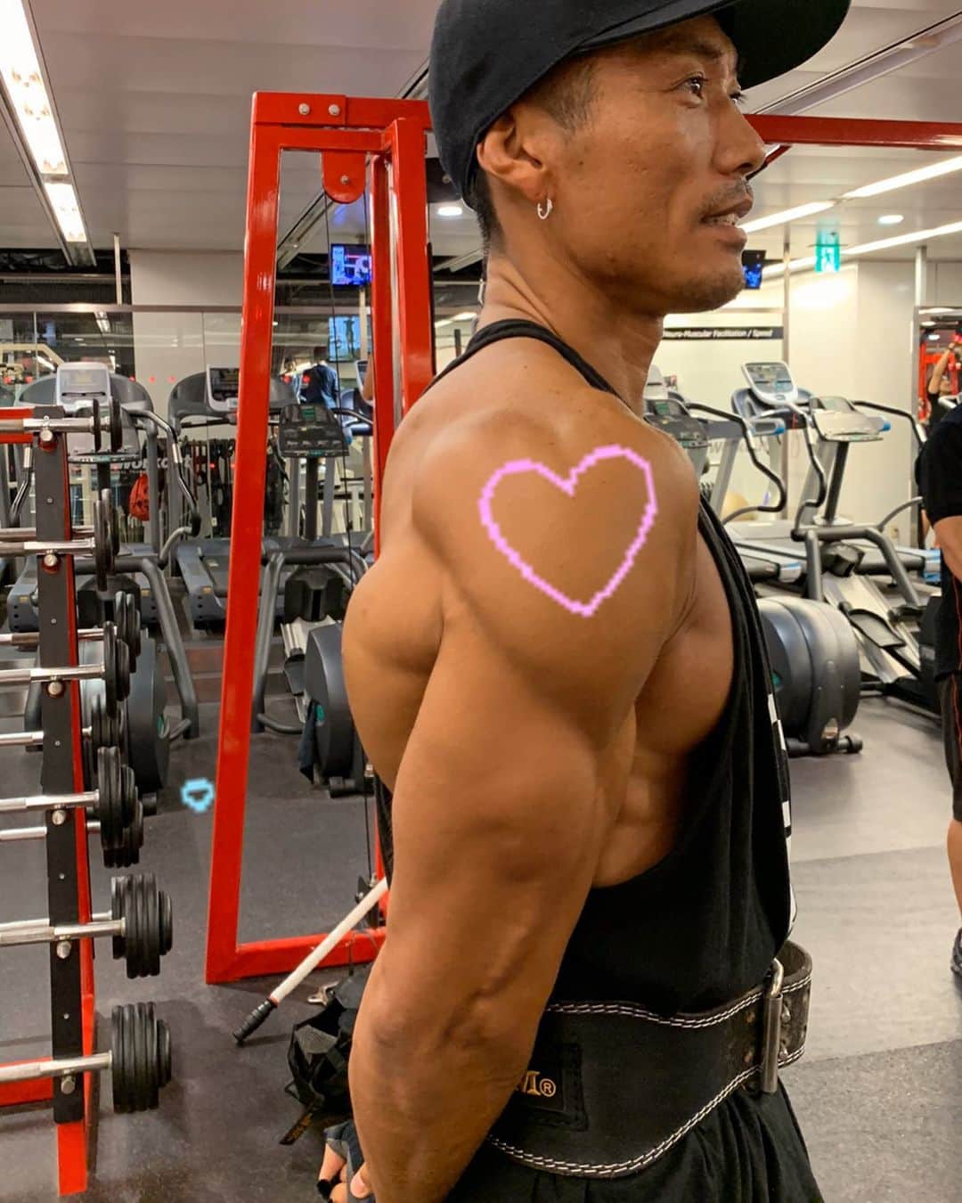 のインスタグラム：「Happy Valentine❤️ #肩がハートな俺 #チャームポイント肩  #summerstyleaward #ssa #fitness  #workout #training #bodymake  #サマースタイルアワード #サマスタ #フィットネス #ワークアウト #トレーニング #ボディメイク #fitness #腹筋 #workout  #fitnessstarjapan #fitness」