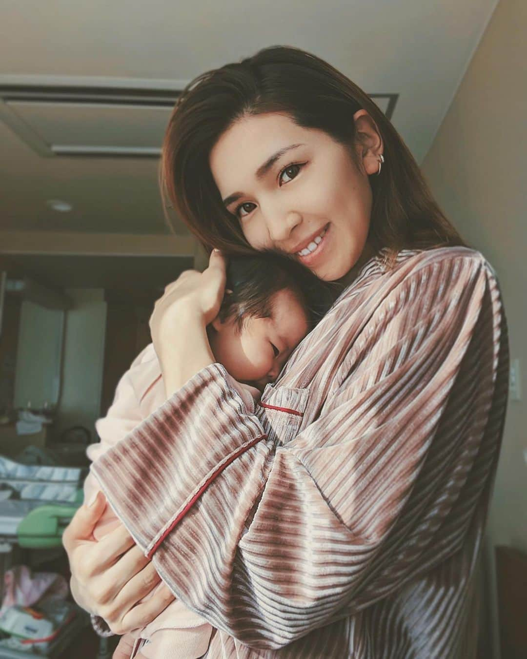 来夏さんのインスタグラム写真 - (来夏Instagram)「#👶🏻 産後ケア施設にて3日間すごしてきました🤱  私はこれまで知らなかったのですが 泊まりや日帰りなどができ 食事、母乳授乳ケア、沐浴指導、育児についてや カウンセリング、マッサージなどを受けれる 産褥期の入院のようなかんじ✨  産院やホテルスタイルの施設もあるそうですが 区のサポートを利用しました！  実は子育て以外に心配事が度重なり 産後1か月で産前よりも体重低下してしまいました。 旦那さんも帰省しなくてはならず 生後3週目あたりからワンオペ生活が始まり しまいには 味覚障害、食欲不振になってしまい これでは子供に栄養が行き渡らない💦と 思っていたところ、 とにかく休養しなさい と 何度も助産師さんや保健師さんが 背中を押してくださいました🙏  産後ケア施設にいく手続きすら 手が回らなかったのですが このタイミングでお世話になることができました🌷  ママの回復力、子供の成長は十人十色なので 比べることなく ゆっくりでいい、 孤独に感じやすい育児だけど こんなに同じ気持ちを持つママさんがいるんだって 勇気が湧いたし、 ひとりでは育児はできない、 そしてがんばりすぎず頼って、 ゆっくりママになればいいんだって学べました😌  長々となりましたが細かいことはブログに書きました💻  なにより気持ちがリフレッシュできたので 食事をしっかりとって 心も身体も健康に楽しく子育て顔晴ろうと思いました🌞本当に利用してよかったなぁと思ったので これからママになる方やママになりたての方にも知ってほしいなぁと思いました🤍  市区町村によって条件など違うとは思いますが、 知って使って損はないので 本当におすすめです☺️ センターの皆様お世話になりありがとうございました🌼 #産後ケア #産後ケアセンター  #生後2ヵ月 #2monthsold #女の子ママ #ベビフル #コドモノ #ママグラマー #ママメンテ #mamagramer」2月14日 21時13分 - rairairaika