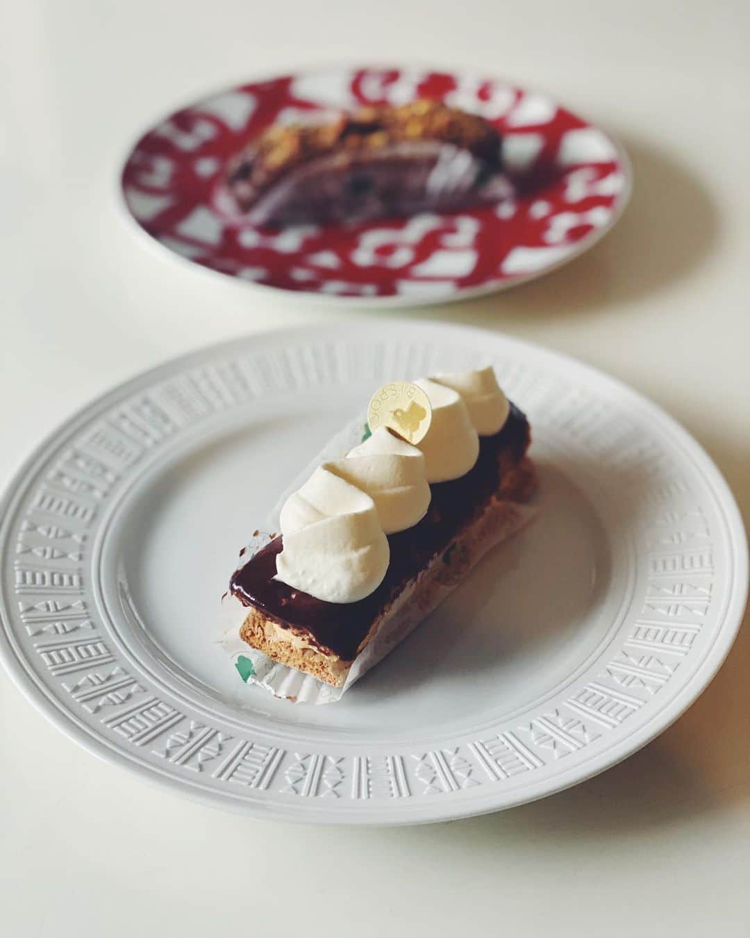 のインスタグラム：「Valentine's day♥️♥️♥️ ・ バレンタインに何か特別に作るという習慣…いつの間にかなし♥︎笑 ・ 頂いたエクレアがとっても美味しかった🕊 ・ thx♥︎ @akira_s_1031 @htm1206 ・ #valentine #valentinesday #バレンタイン #エクレア #bispocke #ビスポッケ」