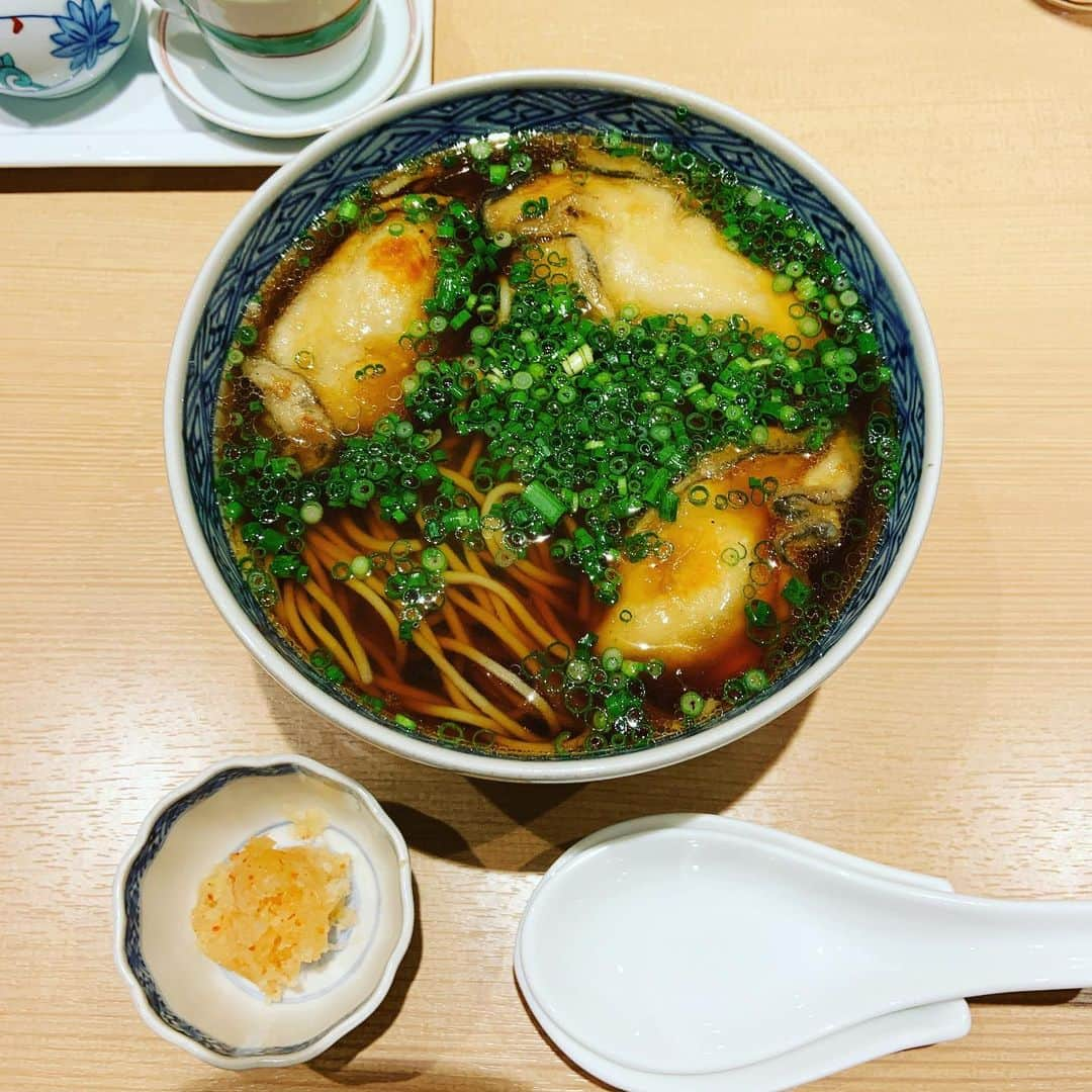 志摩有子さんのインスタグラム写真 - (志摩有子Instagram)「撮影後のランチは甲賀さんで食べたかった牡蠣そば。明日までの期間限定でぎりぎり間に合った。もう食べている間じゅう美味しいしかない。大粒の牡蠣の旨みがいっぱいのつゆまで完飲したった。 #牡蠣そば #大好物 #期間限定 #ロケごはん」2月14日 15時46分 - ariko418