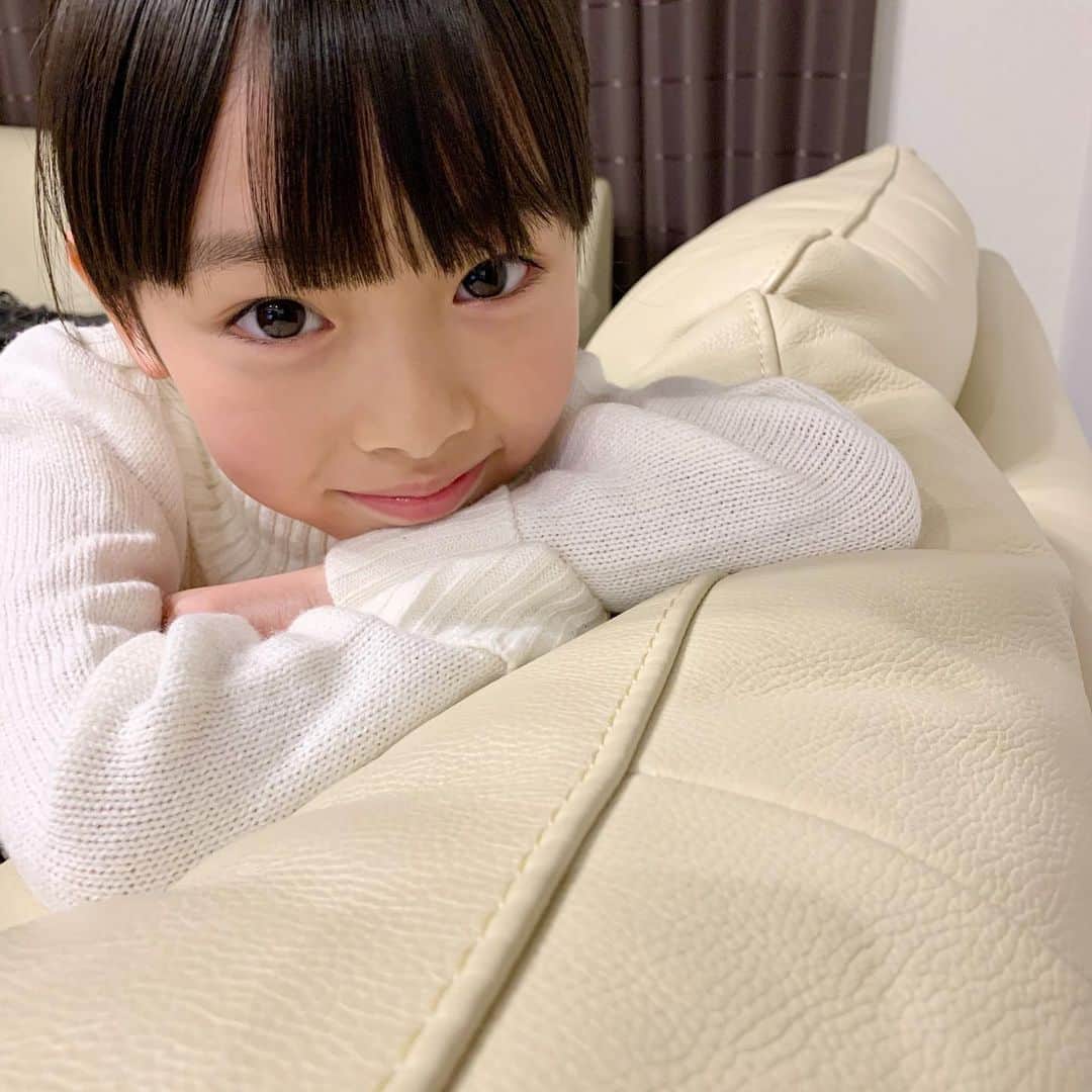 Akiのインスタグラム：「2/14 ・ 娘が大好きな男子がいるんだけど ・ もうね ゾッコンなわけ ・ ・ 学校の図書室から借りてくる本も 【恋のおまじない】 とか 【モテるテクニック】 とか ・ The 乙女系！！！な本ばかり ・ #愛読書は一期一会 ・ ・ 学校から借りてきた本に ご丁寧にしおりを挟んでいるページがあって つい先日 こっそり覗いてみたら ・ ジンクス的なページ ・ ・ デートの朝 はさみやカッターを使うとNG ・ 動物園のゴリラの前で2ショットはNG ・ ・ はさみとカッターとゴリラに 注意だってよ☺️← ・ ・ 皆様 素敵なバレンタインを🍫💗 ・ ・ ・ ・」