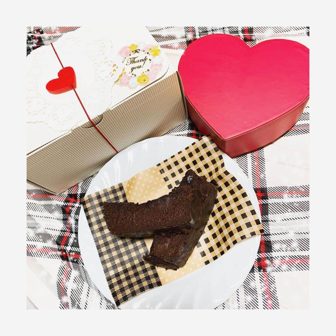 武田るいさんのインスタグラム写真 - (武田るいInstagram)「Happy Valentine🍫🎁❣️ きなってぃーレシピのガトーショコラ🍰グルテンフリー💗混ぜて焼くだけだからhappy😂本当に自分でもばくばく食べちゃうほどしっとり濃厚🍫チョコはビター🍫 わたしはリンツのチョコちょーだいって感じ☺️❤︎Valentine限定のチョコもときめくなぁ… やっぱり手作りは嬉しい？😂 #valentine #happyvalentinesday #happy #chocolate #ガトーショコラ #お菓子作り #cooking」2月14日 15時59分 - rui_1002