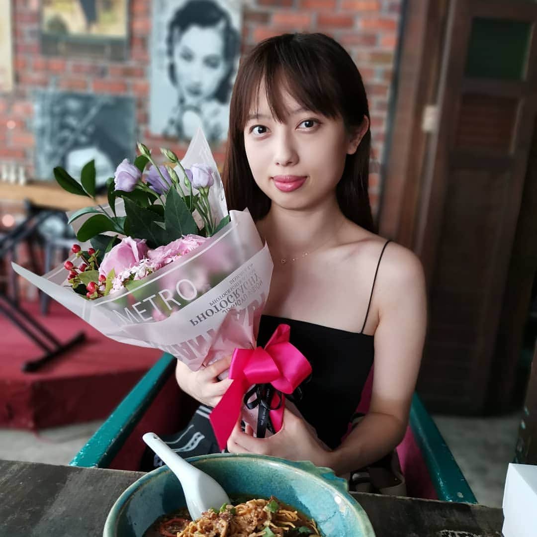 YingTzeさんのインスタグラム写真 - (YingTzeInstagram)「Valentines Day Brunch with @misshermes 💖 _ Thank you for the gifts and taking me out for Brunch at Opium KL ! Best Iced Lemon Tea ever 😘💕 ( also the cutest date ever) _ p/s : if you don't have a date is OK come watch my stream tonight at 8pm 💕 #blessed #valentines #heartze #bestfriends」2月14日 15時59分 - yingtze