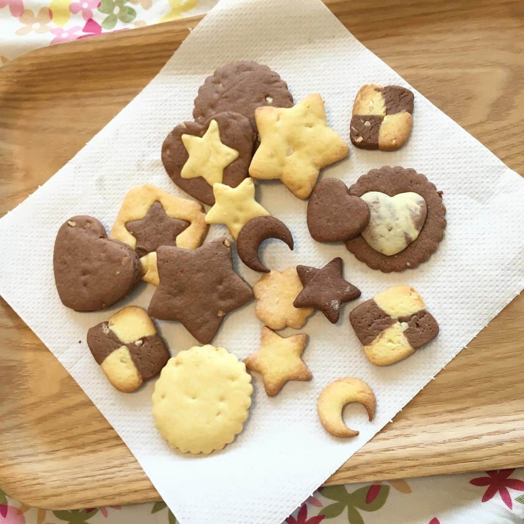蒲生麻由のインスタグラム：「ハッピーバレンタイン😍﻿ 今日は朝から息子とクッキー作り🍪﻿ お菓子作りは時間との戦いなのに、 基本邪魔しかしない息子さんでしたが、﻿ 喧嘩しながらも、何とか美味しく出来ました😋 ﻿ ﻿ #mamalife #バレンタインデー﻿ #息子とクッキー作り  #喧嘩しながらも仲良し  #愛しい息子」