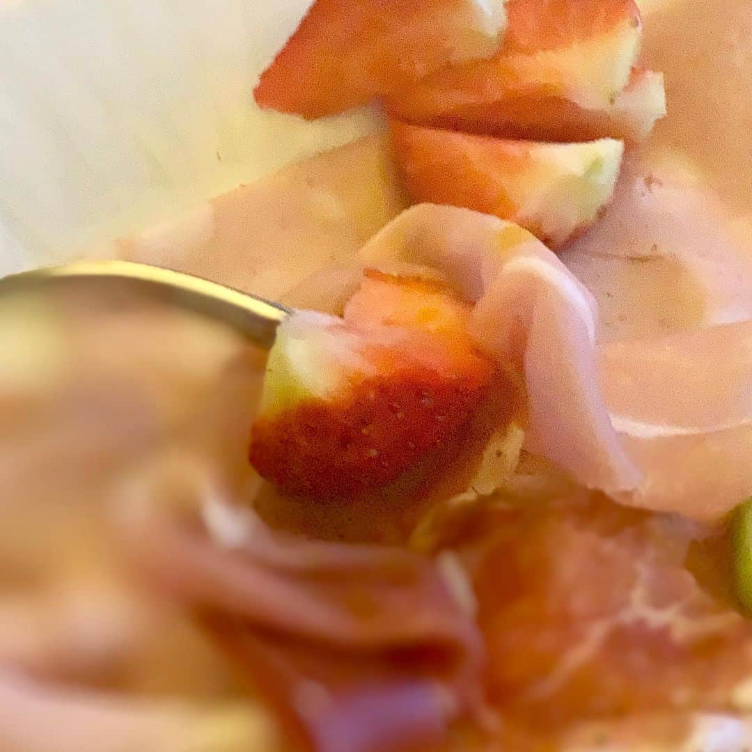 武井義明さんのインスタグラム写真 - (武井義明Instagram)「ローマ滞在ラスト朝食。テーブルにチョコレートが。そうかバレンタインか！　ふうむローマはどうやら俺のことが好きみたいだな。今日は苺があったので生ハムで食べてみたけど、硬さはオッケーだが甘すぎた。バレンタインだけに。」2月14日 16時02分 - bebechef