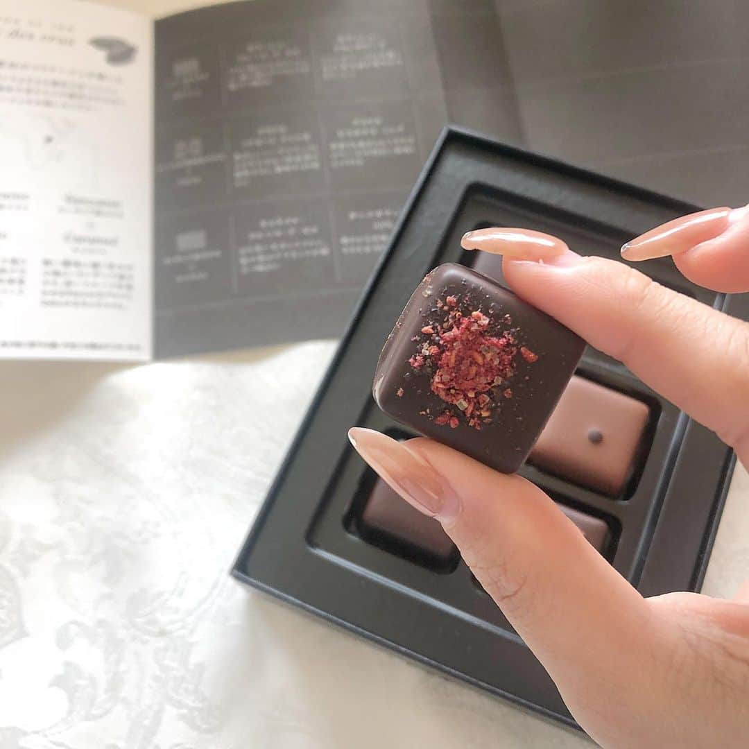 中嶋桃花さんのインスタグラム写真 - (中嶋桃花Instagram)「自分用に買った１つ目のチョコ🍫  ずっと気になってて食べて見たかったチョコの1つ JEAN MICHEL MORTREAU  もうほんとに美味しすぎて、幸せに浸ってます❤︎ 他にもいくつか買ったからまた紹介するね🍫  #バレンタイン #バレンタインデー #チョコ #自分用チョコ #valentine #jeanmichelmortreau」2月14日 16時10分 - momoka_nakajima