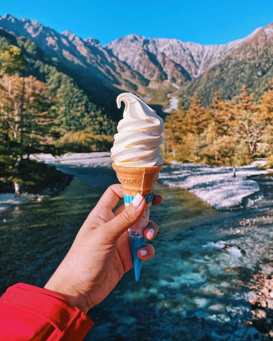 Girleatworldのインスタグラム：「🍦 MAJOR throwback to that ice cream treat at the end of my Kamikochi hike.  Some of you might have seen this on my IG story. Back in October, I went on a 2-day trek in Kamikochi, part of the Japanese Alps. Kamikochi is written as 上高地 in Kanji which literal meaning is “the place where gods descended”. And I can see why, it was beautiful!  During our hike, we stayed overnight at a mountain lodge before proceeding to hike up to Karasawa Hyutte for the beautiful autumn leaves. In total we walked 3 hours on the first day and hiked-walked for 12 hours on the second day. Not gonna lie - that second day was TOUGH. What really kept me going was thinking about this ice cream that I've spied on the minute we started our trek 😂😂 It might just look like a plain vanilla ice cream but don't be fooled! Vanilla ice creams in Japan taste so much better than it looks. Or maybe I was biased after that looong day. Or maybe it's bc I was almost 8 months pregnant at that time 😁  More info on the hike over at my blog - girleatworld.net - or click the link in my pf above ☝🏻 #shotoniphone #girleatworld #kamikochi #kappabashi #japan #🇯🇵」