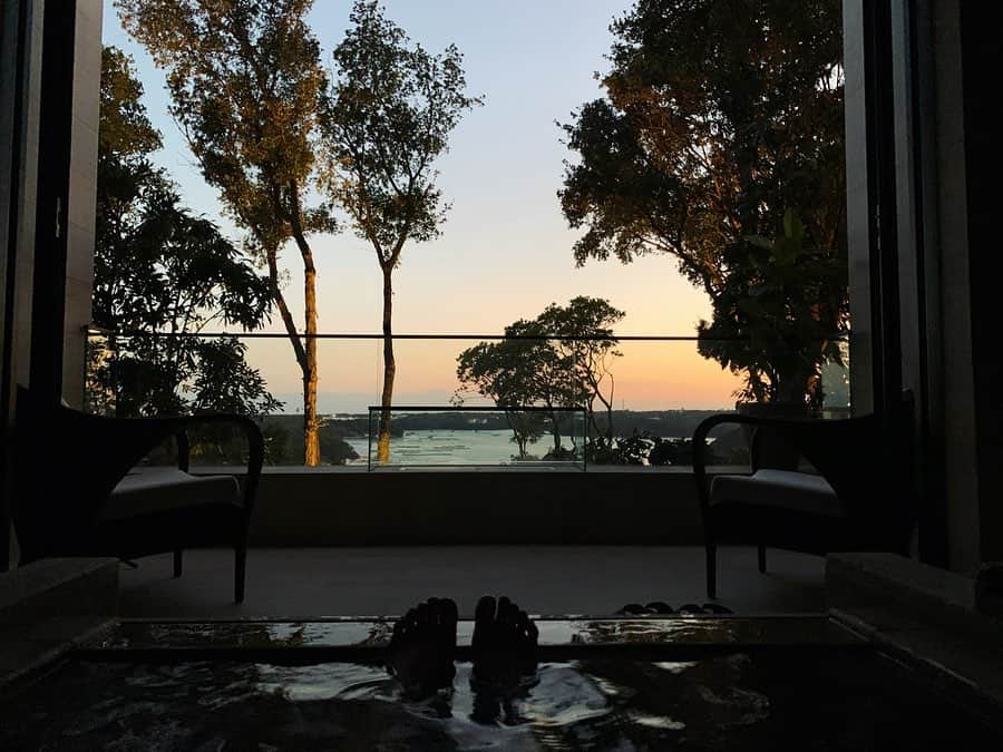 早坂香須子さんのインスタグラム写真 - (早坂香須子Instagram)「今回宿泊したのは  THE HIRAMATSU HOTELS & RESORTS 賢島  テラスまで英虞湾に一直線に抜けるオーシャンビューの開放感あるお部屋。 その特等席には石造りの温泉風呂。  お部屋の空間や景色、レストラン、スパの素晴らしさはアイスランドのRetreat at Blue Lagoon を彷彿とさせますが、 ひらまつは日本らしいぬくもりと細やかな配慮を感じます。全8室のみのこじんまり感もたまらなく落ち着く。  広い貸し切り露天風呂もありますが、お部屋の窓を全開にすればまるで露天温泉♨️ 温まり力とデトックス効果がすごかった！  滞在中は浴びるように水を飲んでいましたが、翌朝浮腫が取れてスッキリ。  @hiramatsuhotels_kashikojima  #賢島 #賢島ひらまつ #thehiramatsuhotelsresorts賢島」2月14日 16時25分 - kazukovalentine
