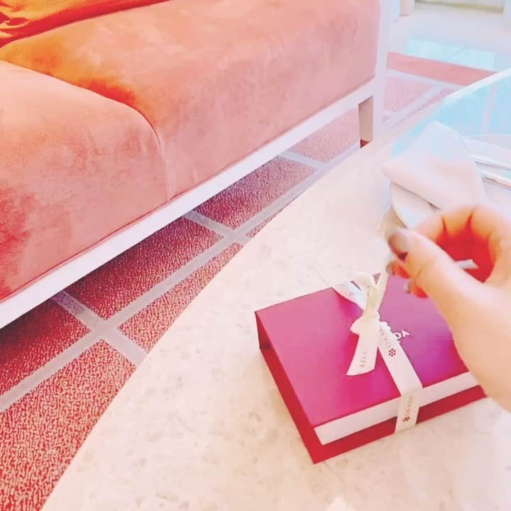 三浦加納子のインスタグラム：「今月もフィリピンに来てネイルの先生をやっております✨  今日は街も滞在しているホテルの中もカップルだらけ😌✨ 可愛いチョコレートを見つけたので買っちゃった💋  Happy Valentines ❤️ #自分用チョコ  #stayinmanila」