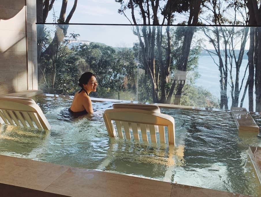 早坂香須子さんのインスタグラム写真 - (早坂香須子Instagram)「ひらまつ滞在で楽しみにしていたのが、大大大好きなクレイブランド・CLAYDのSPA @clayd.japan  神聖な賢島の海水を使った贅沢なプライベートタラソプールに気が済むまで浮かんだ後は、スチームハマムの中で、全身CLAYD のクレイを塗りたくるクレイセラピーを。ひろ海ちゃんは水着だけど、私は全裸チャレンジ。最高ーーにおススメです。  仕上げはセラピストによる90分の全身オイルトリートメント。  賢島に着くまで肩と背中に板入ってる？というくらい張っていたのですが、あっという間にゆるゆると緩み、コリって何？というくらい解れました。  ここはSPAを予約した人だけのプライベートエリアなので、身体だけじゃなく心まで開放されます。  贅沢すぎる。 そしてセラピストさんがゴッドハンド。  海水とクレイ、 デトックスとミネラル補給に最高の組み合わせでした！  @clayd.japan  @hiramatsuhotels_kashikojima  #賢島 #賢島ひらまつ #clayd #claydspa #クレイド #thehiramatsuhotelsresorts賢島  #ハマム #detox」2月14日 16時45分 - kazukovalentine