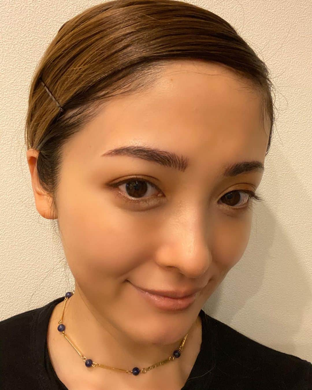 平山あやさんのインスタグラム写真 - (平山あやInstagram)「前からずっとずっと気になってた念願のアートメイク行ってきた✨ なんでかってゆーとさ。 眉って、顔の印象を一番変えちゃうくらい大切なんだよね。しかも眉毛を描くのってかなり難しくて、日々納得がなかなかいかなかったの。そんな時いっつもアートメイクしてみたいなぁ、、と思って、勇気を出して行ってきたんだ✌️あたしがお世話になったのは、 @clair_artmake 南千住院✨ 看護師さんたちがめちゃくちゃ明るくて楽しい！ホッとしたー😭 ひとつひとつ丁寧に眉毛の形を相談しながら、お話ししながらすごく自然な仕上がりにしてくれた！すっぴんでもラクチンだーい！  担当してくれたのは @clair_artmake_yabe さん✌️ とーっても上手🙌  ありがとうございました🎶  また来月も行かなきゃ👍  #CLAIRアートメイク #クレルアートメイク #アートメイク #眉アートメイク #beaty #beaty情報 #follow  #followme」2月14日 17時07分 - aya_hirayama